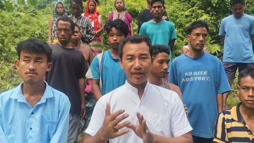 সালেমার মেন্দি চৌমুনিতে বিভিন্ন দাবি সামনে রেখে সাম্প্রতিক রাস্তা অবরোধকে ঘিরে নতুন করে প্রশ্ন উঠেছে। অবরোধকারীদের পক্ষ থেকে রাস্তা, জল ও বিদ্যুতের সমস্যা তুলে ধরা হলেও স্থানীয়দের একাংশের দাবি, এর নেপথ্যে ফুটব্রিজের টেন্ডার বাতিল এবং সেতুটি কোন দিক দিয়ে নির্মাণ করা হবে, তা নিয়ে বিরোধই ছিল অন্যতম প্রধান বিষয়।
স্থানীয় সূত্রে জানা যায়, ভরত চৌধুরী এলাকার প্রায় ৫০টি পরিবার দীর্ঘদিন ধরে একটি নির্দিষ্ট পথ দিয়ে যাতায়াত করে। তাঁদের বক্তব্য, ওই দিক দিয়ে ফুটব্রিজ নির্মাণ করা হলে তুলনামূলকভাবে বেশি সংখ্যক মানুষের যাতায়াতে সুবিধা হবে। এই বৃহত্তর জনস্বার্থের বিষয়টি বিবেচনা করেই সুরমার বিধায়িকা ও বিএসি চেয়ারম্যান অবস্থান নিয়েছেন
অন্যদিকে, অবরোধকারীদের পক্ষ থেকে যে স্থানে ফুটব্রিজ নির্মাণের দাবি উঠেছে, সেখানে তুলনামূলকভাবে একটি পরিবারের জমি বা বসতবাড়ি রয়েছে বলে স্থানীয়দের একাংশের দাবি। ফলে প্রশ্ন উঠছে—সেতুর অবস্থান নির্ধারণ কি সত্যিই বৃহত্তর জনস্বার্থে, নাকি নির্দিষ্ট কোনো পক্ষের সুবিধাকে প্রাধান্য দেওয়ার চেষ্টা হচ্ছে?
এর পাশাপাশি টেন্ডারের কাজ ও আর্থিক সুবিধা পাওয়ার বিষয়টি নিয়েও অভিযোগ উঠেছে। স্থানীয়দের একাংশের প্রশ্ন, সরকারি প্রকল্পের কাজ পাওয়া বা সেই কাজের মাধ্যমে ব্যক্তিগত আর্থিক সুবিধা অর্জনের স্বার্থ থেকেই কি ফুটব্রিজের অবস্থান নিয়ে বিরোধ তৈরি হয়েছে
অবরোধের সময় বিধায়িকা ও বিএসি চেয়ারম্যানকে সরাসরি দায়ী করে যে বক্তব্য সামনে এসেছিল, তারও পাল্টা জবাব দিয়েছেন ৫০ পরিবারের একাংশ। তাঁদের দাবি, ফুটব্রিজের টেন্ডার বাতিলের জন্য বিধায়িকা নিজে কোথাও স্বাক্ষর করেছেন—এমন কোনো নথি তাঁরা দেখেননি। তাঁদের আরও বক্তব্য, জনগণের দীর্ঘমেয়াদি সুবিধা বিবেচনা করেই ৫০টি পরিবারের যাতায়াতের দিকটিকে গুরুত্ব দেওয়া হচ্ছে। তাই শুধুমাত্র টেন্ডার বাতিলের ঘটনাকে কেন্দ্র করে বিধায়িকা ও বিএসি চেয়ারম্যানকে সরাসরি দায়ী করা কতটা যুক্তিসঙ্গত, সেই প্রশ্নও তুলেছেন তাঁরা।
স্থানীয়দের একাংশের অভিযোগ, প্রকৃত বিষয় আড়াল করে বিধায়িকা ও বিএসি চেয়ারম্যানকে ব্যক্তিগতভাবে কালিমালিপ্ত করার চেষ্টা করা হয়ে থাকতে পারে। তাঁদের দাবি, দু’জনই যদি বৃহত্তর জনগণের যাতায়াতের সুবিধা ও সরকারি অর্থের সঠিক ব্যবহারের কথা বিবেচনা করে সিদ্ধান্তের পক্ষে থাকেন, তাহলে তাঁদের বিরুদ্ধে ওঠা অভিযোগেরও প্রমাণ থাকা প্রয়োজন।
এখন প্রশ্ন একটাই—মেন্দি চৌমুনির রাস্তা অবরোধ কি সত্যিই রাস্তা, জল ও বিদ্যুতের সমস্যার আন্দোলন ছিল, নাকি ফুটব্রিজের টেন্ডার ও অবস্থান নিয়ে ব্যক্তিগত বা গোষ্ঠীগত স্বার্থের বিরোধই ছিল এর নেপথ্যে? অভিযোগ সত্য হলে তা তদন্তের মাধ্যমে প্রকাশ্যে আসা যেমন জরুরি, তেমনি অভিযোগ মিথ্যা হলে সংশ্লিষ্ট জনপ্রতিনিধিদের বিরুদ্ধে ছড়ানো অভিযোগেরও জবাবদিহি হওয়া দরকার।
কারণ সরকারি অর্থে নির্মিত ফুটব্রিজ কোনো ব্যক্তি বা গোষ্ঠীর স্বার্থে নয়—সর্বাধিক সংখ্যক সাধারণ মানুষের যাতায়াতের সুবিধার জন্য হওয়াই প্রকৃত জনস্বার্থ। আর সেই জনস্বার্থের প্রশ্নেই এখন মেন্দি চৌমনি অবরোধকে ঘিরে উঠছে একের পর এক প্রশ্ন।