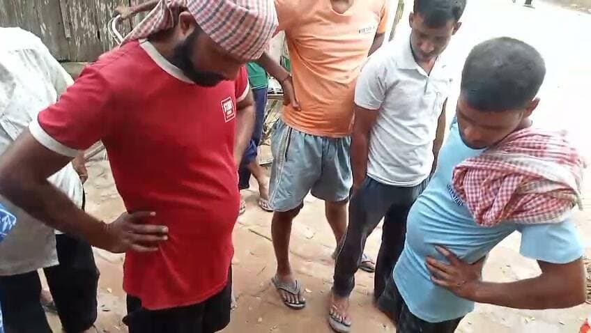 এই মুহূর্তে কাঁঠালিয়া সবচেয়ে বড় খবর বড় সাইজের বারমিস পাইথন দেখার জন্য জনতার ভিড়
গতকাল রাত ২.৫৮ মিনিটে কাঠালিয়া বাগাইয়াচর আবুল খায়ের বাড়ি থেকে খুব বড় সাইজের একটি বার্মিজ পাইথন(অজগর ) উদ্ধার করে animal aid alliance welfare society
সিপাহী জেলার ডিসটিক এর কাঠালিয়া অবস্থিত দুই সাপ উদ্ধারকারী অসীম মজুমদার এবং লকাই দে দুজনে মিলে সাপটিকে উদ্ধার করে ।
প্রায় ৯ ফুট লম্বা এবং ১৫ কেজি ওজন
প্রকৃতি পরিবেশের ভারসাম্য রক্ষার্থে এই দুই সাব উদ্ধারকারী নিঃস্বার্থভাবে এখন পর্যন্ত প্রায় ৩০৫ টি সাপ উদ্ধার করে মানুষের বাড়ি ঘর থেকে গভীর অরণ্যে অবমুক্ত করে দিয়ে আসে।
সহায়তা করেছেন যাত্রাপুর পি এস এর ভারপ্রাপ্ত ওসি প্রার্থনাথ ভুমিক এবং S I সাব ইন্সপেক্টর প্রসেনজিৎ দেবনাথ সহ উনাদের নিজস্ব গাড়ি করে এই দুই সাপ উদ্ধারকারী এবং সাপ টিকে সহ তৃষ্ণা অভয়ারণ্য নিয়ে অবমুক্ত করে দিয়ে আসে।
এই সাপটি উদ্ধারকে কেন্দ্র করে এলাকায় চাঞ্চল্য সৃষ্টি হয় এবং উৎসব জনতা উপস্থিতি লক্ষ্য করা যায় সবার মুখে একটাই গুঞ্জন এমন জনবহুল এলাকায় এমন বড় সাইজের বার্মিজ পাইথন সাপ কোথা থেকে এলো তা নিয়ে চাঞ্চলের সৃষ্টি হয়। এবং এলাকার মানুষ দুই উদ্ধারকারীকে সাধুবাদ জানাই।
সকালে সাপটিকে বাজারে আনার পর অনেক মানুষ পুরুষ থেকে মহিলা ভিড় জমাট করেন সাপটিকে দেখার জন্য।