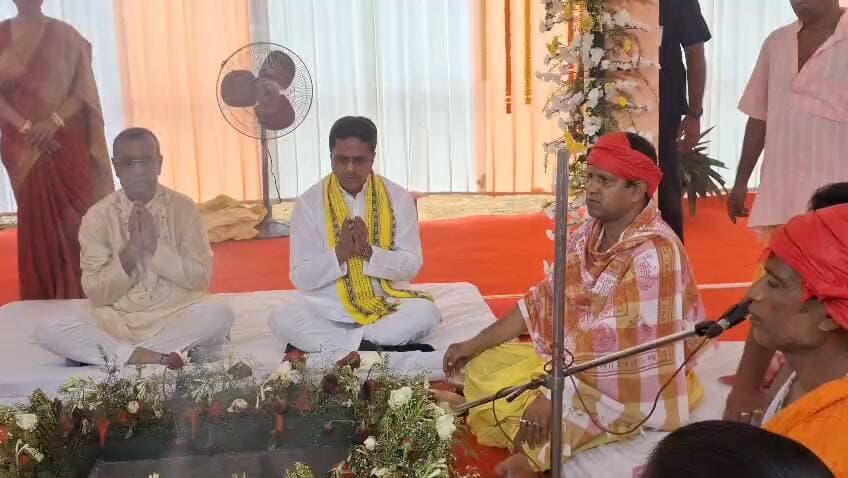 ত্রিপুরার স্বাস্থ্য পরিকাঠামো এবং চিকিৎসা শিক্ষায় যুক্ত হল এক নতুন পালক। ধলাই জেলার আমবাসার লালছড়িতে গড়ে উঠতে চলেছে অত্যাধুনিক 'এইচ পি ঘোষ মেমোরিয়াল মেডিক্যাল কলেজ'। আজ সোমবার এক বর্ণাঢ্য অনুষ্ঠানের মধ্য দিয়ে এই প্রস্তাবিত মেডিক্যাল কলেজের শুভ ভূমি পূজন ও ভিত্তিপ্রস্তর স্থাপন করবেন রাজ্যের মাননীয় মুখ্যমন্ত্রী প্রফেসর ডা. মানিক সাহা। বন্ধন গ্রুপের চেয়ারম্যান শ্রী চন্দ্রশেখর ঘোষ সহ রাজ্য সরকারের উচ্চপদস্থ আধিকারিক ও স্থানীয় জনপ্রতিনিধিদের উপস্থিতিতে এই ঐতিহাসিক কর্মযজ্ঞের সূচনা হয়।
ত্রিপুরা সহ সমগ্র উত্তর-পূর্বাঞ্চলে উন্নত স্বাস্থ্য পরিষেবা এবং দক্ষ চিকিৎসা কর্মী গড়ে তোলার লক্ষ্যে এক যুগান্তকারী পদক্ষেপ নিল বন্ধন গ্রুপের এইচ পি ঘোষ মেমোরিয়াল ফাউন্ডেশন।
অনুষ্ঠানে প্রধান অতিথি ও উদ্বোধক হিসেবে উপস্থিত থেকে নবনির্মিত এই মেডিক্যাল কলেজের ভিত্তিপ্রস্তর স্থাপন করেন ত্রিপুরার মুখ্যমন্ত্রী প্রফেসর ডা. মানিক সাহা। এদিনের অনুষ্ঠানে সম্মানিত অতিথি হিসেবে উপস্থিত রয়েছেন—
ধলাই জিলা পরিষদের সভাধিপতি শ্রীমতি সুস্মিতা দাস,৪৬-সুরমা কেন্দ্রের বিধায়িকা শ্রীমতি স্বপ্না দাস পাল,৪৭-আমবাসা কেন্দ্রের বিধায়ক শ্রী চিত্তরঞ্জন দেববর্মা, বিধায়ক মনোজ কান্তি দেব এবং আমবাসা পুর পরিষদের চেয়ারম্যান শ্রীমতি প্রতিমা মালাকার এছাড়াও উপস্থিত ছিলেন স্বাস্থ্য ও পরিবার কল্যাণ দপ্তরের সচিব শ্রী কিরণ গিত্যে (IAS), ধলাই জেলার জেলাশাসক শ্রী বিবেক এইচ বি (IAS), স্বাস্থ্য অধিকর্তা ডা. দেবাশ্রী দেববর্মা, চিকিৎসা শিক্ষা অধিকর্তা প্রফেসর ডা. অভিজিৎ দত্ত এবং বন্ধন গ্রুপের চেয়ারম্যান শ্রী চন্দ্রশেখর ঘোষ।
প্রস্তাবিত এই মেডিক্যাল কলেজ শুধু ধলাই জেলাই নয়, বরং রাজ্যের প্রত্যন্ত অঞ্চল এবং পার্শ্ববর্তী উত্তর-পূর্বের রাজ্যগুলির সাধারণ মানুষের জন্য উন্নতমানের চিকিৎসা পরিষেবা নিশ্চিত করবে। একই সাথে রাজ্যের বহু ছাত্রছাত্রীর জন্য চিকিৎসা শিক্ষার নতুন সুযোগ ও দ্বার উন্মোচিত হবে।
ধলাই জেলার মতো গুরুত্বপূর্ণ প্রান্তে একটি স্বয়ংসম্পূর্ণ মেডিক্যাল কলেজ স্থাপন নিঃসন্দেহে ত্রিপুরার স্বাস্থ্য খাতের জন্য এক বিরাট মাইলফলক। এর ফলে রাজ্যের সামগ্রিক চিকিৎসা ব্যবস্থার মান আরও উন্নত হবে বলেই মনে করছে বিশেষজ্ঞ মহল।
পাশাপাশি এই দিন এই অনুষ্ঠান শেষে মুখ্যমন্ত্রী ধলাই জেলাশাসক কার্যালয়ের প্রাঙ্গণে একটি ধলাই ক্যাফেটেরিয়া নামক ক্যাফের উদ্বোধন করেন এবং পরবর্তী সময় জেলার সমস্ত লাইন ডিপার্টমেন্টের আধিকারিকদের নিয়ে পর্যালোচনা বৈঠকে মিলিত হয়।