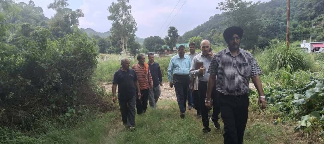 काँगड़ा ।। News123 ।। स्वास्थ्य खंड डाडासीबा के अंतर्गत ग्राम पंचायत सलेटी में उप स्वास्थ्य केंद्र (Health Sub-Centre) के नए भवन निर्माण के लिए प्रस्तावित भूमि की उपयुक्तता और उपलब्धता का जायजा लेने के लिए मुख्य चिकित्सा अधिकारी (CMO) कांगड़ा, डॉ. ओमेश कुमार की अध्यक्षता में एक विशेष स्थल निरीक्षण आयोजित किया गया।
निरीक्षण के दौरान स्वास्थ्य विभाग की टीम, राजस्व विभाग के अधिकारियों, पंचायत प्रतिनिधियों और स्थानीय ग्रामीणों ने संयुक्त रूप से चिह्नित भूमि का अवलोकन किया। मुख्य चिकित्सा अधिकारी डॉ. ओमेश कुमार ने प्रस्तावित भूमि तक पहुंच मार्ग, पानी व बिजली की व्यवस्था तथा निर्माण कार्य के लिए भौगोलिक अनुकूलता की गहनता से जांच की। मौके पर मौजूद पटवारी को भूमि की डिमार्केशन (सीमांकन) और एनओसी (NOC) से संबंधित दस्तावेज शीघ्र तैयार करने के निर्देश दिए गए, ताकि भूमि हस्तांतरण प्रक्रिया को समय पर पूरा किया जा सके। ग्राम पंचायत प्रधान और स्थानीय निवासियों ने स्वास्थ्य केंद्र के नए भवन निर्माण के लिए पूर्ण सहयोग का आश्वासन दिया और इसे क्षेत्र के विकास के लिए अत्यंत आवश्यक कदम बताया।
मुख्य चिकित्सा अधिकारी डॉ. ओमेश कुमार ने कहा कि राजस्व विभाग से आवश्यक कागजी कार्रवाई और भूमि हस्तांतरण की औपचारिकताएं पूरी होते ही नए भवन का निर्माण कार्य शुरू कर दिया जाएगा। इस उप स्वास्थ्य केंद्र के बनने से सलेटी और आसपास के गांवों के लोगों को प्राथमिक स्वास्थ्य सुविधाएं अपने घर के पास ही सुलभ होंगी।
इस अवसर पर खण्ड चिकित्सा अधिकारी डाडासिबा एवं देहरा डॉ. हरविंदर पाल सिंह, अधीक्षक ग्रेड II श्री करविंदर पठानिया,स्थानीय ग्राम पंचायत प्रधान, हल्का पटवारी, स्वास्थ्य विभाग के कर्मचारी तथा गांव के गणमान्य नागरिक एवं ग्रामीण उपस्थित रहे।
#मुख्यचिकित्साअधिकारीकाँगड़ा #छायाचित्रकेलिए ✍️
#सुरेशमंडयाल 🙏 Chief Medical Officer