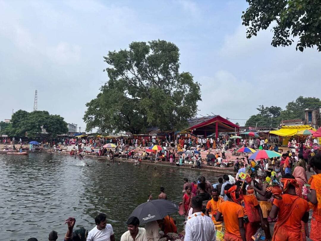 🔱 देवकुंड श्रावणी मेला | अंतिम सोमवार 🔱
औरंगाबाद के गोह प्रखंड स्थित प्रसिद्ध धार्मिक एवं पर्यटन स्थल देवकुंड में श्रावणी मेला के अंतिम सोमवार को 80 हजार से अधिक श्रद्धालुओं ने भगवान शिव के दर्शन एवं पूजा-अर्चना की। 🙏
श्रद्धालुओं की सुविधा, सुरक्षा एवं सुगम दर्शन के लिए जिला प्रशासन द्वारा व्यापक व्यवस्थाएं सुनिश्चित की गईं। पेयजल, बैरिकेडिंग, शौचालय, गर्भगृह में एसी सहित अन्य आवश्यक सुविधाओं की व्यवस्था की गई। श्रद्धालुओं की सुरक्षा एवं आपात स्थिति से निपटने के लिए एसडीआरएफ की टीम भी तैनात रही।
जिला प्रशासन की सतत निगरानी एवं सभी संबंधित विभागों के समन्वित प्रयासों से श्रद्धालुओं ने शांतिपूर्ण एवं व्यवस्थित तरीके से भगवान शिव के दर्शन किए।
🌸 देवकुंड श्रावणी मेला का सफल, सुरक्षित एवं शांतिपूर्ण समापन।
🙏 सभी श्रद्धालुओं, पदाधिकारियों, कर्मियों, पुलिस बल, एसडीआरएफ टीम एवं स्थानीय सहयोगियों का हार्दिक आभार।
#Devkund #ShravaniMela #AurangabadBihar #SawanSomwar #Mahadev #DistrictAdministration #DevkundMela