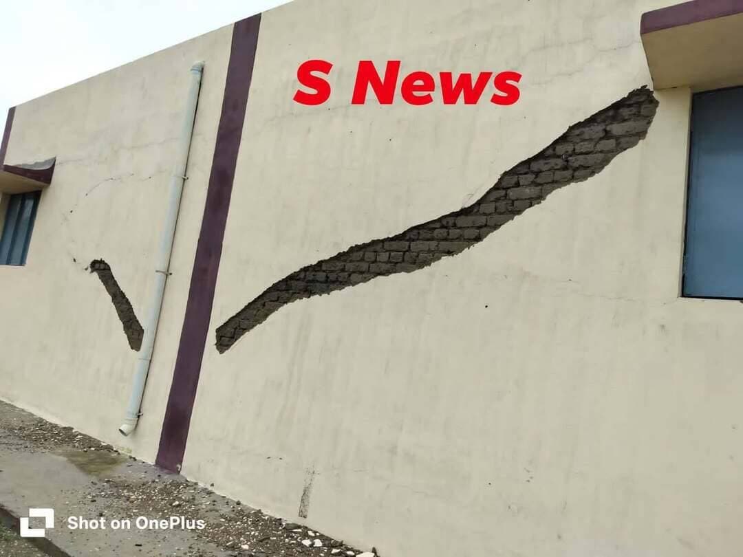 भ्रष्टाचार की भेंट चढ़ा स्कूल भवन,हैंडओवर से पहले करोड़ों के स्कूल भवन में बड़ी-बड़ी दरारें, प्लास्टर टूटकर गिरा; गुणवत्ता पर गंभीर सवाल
देवरीडांड़ में हाईस्कूल के नए भवन का मामला, निर्माण पूरा होने से पहले ही दीवारों में क्रैक; सैकड़ों विद्यार्थियों की सुरक्षा को लेकर चिंता, जांच और जिम्मेदारी तय करने की मांग
सिंगरौली: मोरवा वार्ड क्रमांक-1 के पेड़ताली क्षेत्र में कन्या महाविद्यालय के आगे स्थित शासकीय हाईस्कूल देवरीडांड़ के लिए बनाए जा रहे नए भवन की गुणवत्ता को लेकर गंभीर सवाल खड़े हो गए हैं। करोड़ों रुपये की लागत से तैयार किया जा रहा भवन लगभग बनकर तैयार है। दीवारों पर प्लास्टर और पेंट का काम पूरा हो चुका है, जबकि फर्श पर टाइल्स भी लगाई जा चुकी हैं। लेकिन भवन के हैंडओवर से पहले ही कई हिस्सों में दीवारों पर बड़ी-बड़ी दरारें दिखाई देने लगी हैं। कुछ स्थानों पर प्लास्टर भी टूटकर गिरने की स्थिति में है।
हैंडओवर से पहले ही दिखने लगीं दरारें
भवन की मौजूदा स्थिति को देखकर निर्माण की गुणवत्ता पर सवाल उठना स्वाभाविक है। जिस भवन में आने वाले समय में सैकड़ों छात्र-छात्राएं अध्ययन करेंगे, उसमें उपयोग शुरू होने से पहले ही इस तरह की दरारें सामने आना चिंता का विषय है। सवाल यह है कि यदि भवन अभी से क्षतिग्रस्त होने लगा है तो भविष्य में विद्यार्थियों की सुरक्षा कितनी सुनिश्चित होगी?
ब्लास्टिंग का हवाला कितना सही
इलाके में होने वाली ब्लास्टिंग को संभावित कारण बताया जा सकता है, लेकिन स्थानीय स्तर पर यह भी सवाल उठ रहा है कि यदि निर्माण स्थल ब्लास्टिंग क्षेत्र से करीब 3 से 4 किलोमीटर दूर है, तो नए भवन में इतनी बड़ी दरारें और प्लास्टर टूटने की स्थिति कैसे बनी? आसपास की पुरानी इमारतों में यदि इसी स्तर की क्षति नजर नहीं आती, तो नए भवन की निर्माण गुणवत्ता की जांच किया जाना जरूरी हो जाता है।
निर्माण एजेंसी और जिम्मेदार अधिकारियों पर उठे सवाल
सबसे बड़ा सवाल यह है कि भवन के हैंडओवर से पहले ही यदि दीवारों में गंभीर दरारें दिखाई दे रही थीं, तो संबंधित निर्माण एजेंसी और गुणवत्ता जांच से जुड़े अधिकारियों की नजर इस पर क्यों नहीं पड़ी? क्या निर्माण के दौरान सामग्री और निर्माण कार्य की नियमित जांच की गई? क्या भवन की तकनीकी गुणवत्ता की जांच किसी सक्षम एजेंसी से कराई गई?
विद्यार्थियों की सुरक्षा से जुड़ा मामला
यह केवल सरकारी भवन की गुणवत्ता का मामला नहीं, बल्कि सैकड़ों विद्यार्थियों की सुरक्षा से जुड़ा विषय है। ऐसे में भवन को बिना तकनीकी जांच और गुणवत्ता परीक्षण के हैंडओवर किया जाना गंभीर जोखिम पैदा कर सकता है। जरूरत इस बात की है कि भवन की विशेषज्ञों से तकनीकी जांच कराई जाए और दरारों के वास्तविक कारण का पता लगाया जाए।
कलेक्टर के निर्देशों के बीच सवाल
सिंगरौली कलेक्टर गौरव बैनल द्वारा सरकारी भवनों के गुणवत्तापूर्ण निर्माण पर जोर दिए जाने के बावजूद देवरीडांड़ के इस भवन की स्थिति कई सवाल खड़े करती है। यदि जांच में निर्माण कार्य में लापरवाही या गुणवत्ता की कमी सामने आती है तो जिम्मेदारी तय कर संबंधित निर्माण एजेंसी के खिलाफ नियमानुसार कार्रवाई की जानी चाहिए।
अब सबसे बड़ा सवाल यही है - क्या प्रशासन भवन की निष्पक्ष तकनीकी जांच कराएगा, दोष मिलने पर जिम्मेदारों पर कार्रवाई करेगा और विद्यार्थियों की सुरक्षा सुनिश्चित करेगा, या फिर दरारों के बावजूद भवन को हैंडओवर कर दिया जाएगा?