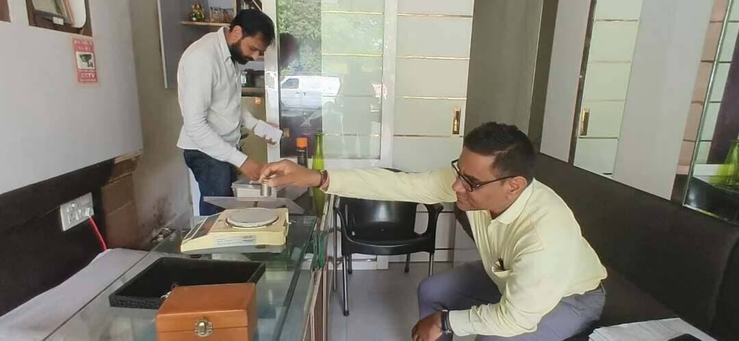 नापतौल विभाग की कार्रवाई : इस सप्ताह 54 व्यापारिक प्रतिष्ठानों का निरीक्षण
=================================================================
कलेक्टर श्री हरेंद्र नारायन के निर्देशानुसार नापतौल विभाग द्वारा जिले के विभिन्न क्षेत्रों में इस सप्ताह सघन निरीक्षण अभियान चलाया गया। अभियान के अंतर्गत मिठाई, नमकीन, हार्डवेयर, फल एवं ज्वैलरी व्यवसाय से संबंधित कुल 54 व्यापारिक प्रतिष्ठानों का निरीक्षण किया गया।
निरीक्षण के दौरान विभिन्न प्रतिष्ठानों में विधिक माप विज्ञान अधिनियम, 2009, पैकेज्ड कमोडिटीज से संबंधित प्रावधानों तथा मध्यप्रदेश विधिक माप विज्ञान नियम, 2011 के अनुपालन की जांच की गई। अनियमितताएं पाए जाने पर 05 व्यापारिक प्रतिष्ठानों के विरुद्ध प्रकरण पंजीबद्ध किए गए तथा नियमानुसार आवश्यक वैधानिक कार्रवाई की गई।
उल्लेखनीय है कि जन विश्वास (उपबंधों का संशोधन) अधिनियम के अंतर्गत विधिक माप विज्ञान अधिनियम में किए गए संशोधनों के अनुसार पैकेज्ड कमोडिटीज के संबंध में अनिवार्य घोषणाओं के उल्लंघन पर प्रथम अपराध होने पर इंप्रूवमेंट नोटिस एवं इंप्रूवमेंट नोटिस में दिए गए समय में सुधार न करने पर दूसरी गलती के लिए ₹25,000 तक के जुर्माने का प्रावधान है। तीसरी बार गलती होने पर ₹25,000 से ₹1,00,000 तक के जुर्माने का प्रावधान है। बार-बार उल्लंघन की स्थिति में ₹5,00,000 का जुर्माना एवं 1 वर्ष की सजा सहित कठोर दंडात्मक कार्रवाई भी की जा सकती है।
नापतौल विभाग ने व्यापारियों से अपील की है कि वे अपने प्रतिष्ठानों में उपयोग किए जाने वाले सभी बाट-माप एवं तौल उपकरणों का समय-समय पर सत्यापन कराएं तथा केवल नियमानुसार प्रमाणित उपकरणों का ही उपयोग करें। साथ ही, पैकेज्ड वस्तुओं पर निर्धारित घोषणाओं एवं अन्य विधिक प्रावधानों का पालन करते हुए उपभोक्ताओं के हितों का संरक्षण सुनिश्चित करें। विभाग द्वारा जिले में आगामी दिनों में भी निरीक्षण एवं प्रवर्तन संबंधी कार्रवाई निरंतर जारी रखी जाएगी।