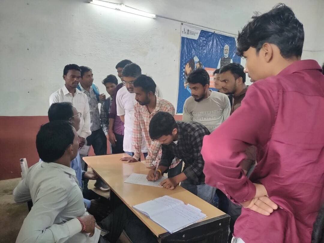 युवा संगम में 147 प्रशिक्षणार्थियों का प्राथमिक चयन
===========================================================
मध्यप्रदेश शासन एवं जिला प्रशासन के निर्देशानुसार प्रत्येक माह युवा संगम के अंतर्गत रोजगार, स्वरोजगार एवं अप्रेंटिसशिप मेले का आयोजन किया जाता है। इसी क्रम में माह अगस्त 2026 में मंगलवार को युवा संगम का आयोजन नोडल आई.टी.आई. छिंदवाड़ा में किया गया, जिसमें 9 कंपनियों एवं 217 प्रशिक्षणार्थियों ने भाग लिया। कंपनी प्रतिनिधियों एवं उनकी टीम द्वारा उपस्थित प्रशिक्षणार्थियों का साक्षात्कार के बाद 147 प्रशिक्षणार्थियों का प्राथमिक चयन किया गया, जिनका मासिक वेतन 7000 रूपये से 17000 रूपये होगा।
इस अवसर पर जिला रोजगार अधिकारी सुश्री माधुरी भलावी, संस्था प्राचार्य श्री शुभम निमजे, प्रशिक्षण अधीक्षक श्री सी.बी. उइके, प्लेसमेंट अधिकारी श्री शिवकुमार सनोडिया, श्री आलोक कुमार चौधरी एवं संस्था के अन्य स्टाफ उपस्थित थे।