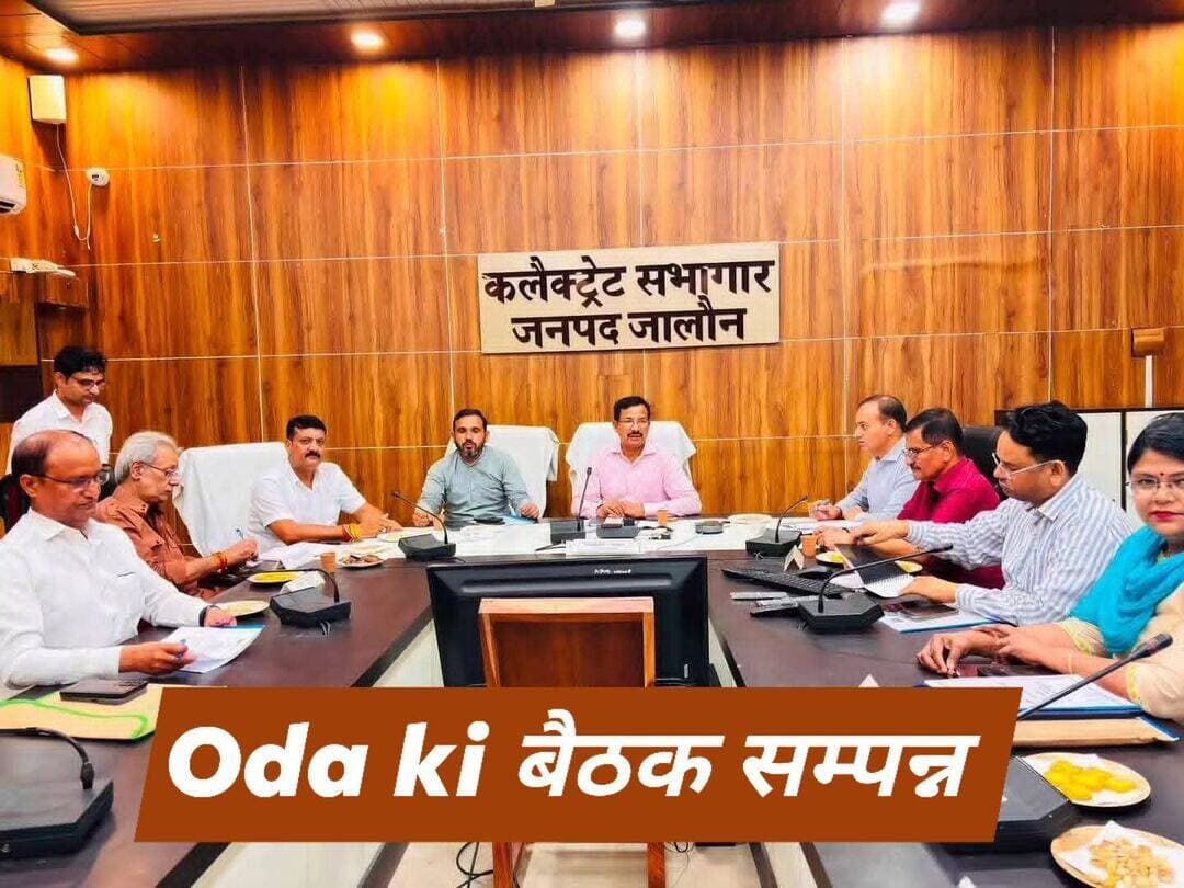 उरई विकास प्राधिकरण की 31वीं बोर्ड बैठक सम्पन्न
*नई टाउनशिप के लिए भूमि दर का अनुमोदन, बनेगा जोनल प्लान*
*उरई (जालौन)।* मंडलायुक्त झांसी/अध्यक्ष उरई विकास प्राधिकरण विमल कुमार दुबे की अध्यक्षता में शुक्रवार को प्राधिकरण की 31वीं बोर्ड बैठक कलेक्ट्रेट सभागार में वर्चुअल माध्यम से सम्पन्न हुई।
बैठक में 30वीं बोर्ड बैठक के प्रस्तावों के अनुपालन की समीक्षा की गई और नए एजेंडा व अवस्थापना निधि से जुड़े प्रस्तावों को सर्वसम्मति से मंजूरी दी गई।
*मुख्य फैसले -*
1. *नई टाउनशिप:* मुख्यमंत्री शहरी विस्तारीकरण/नए शहर प्रोत्साहन योजना के तहत मौजा बडेरा एवं बड़ागांव में प्रस्तावित नई टाउनशिप के लिए आपसी सहमति से नियमानुसार भूमि क्रय हेतु भूमि दरों का अनुमोदन किया गया।
2. *जोनल प्लान:* उरई महायोजना-2031 के तहत निर्धारित विकास क्षेत्र का जोनल प्लान बनाने के प्रस्ताव को बोर्ड ने मंजूरी दी। जोनल प्लान बनने से विभिन्न भू-उपयोग के तहत मानचित्र स्वीकृत होना आसान हो जाएगा।
3. *शहर होगा रोशन:* शहर के विभिन्न स्थलों पर सड़क, इंटरलॉक और प्रकाश व्यवस्था (हाईमास्ट) से संबंधित प्रस्तावों को भी स्वीकृति दी गई।
बैठक में जिलाधिकारी/उपाध्यक्ष राजेश कुमार पाण्डेय, सचिव परमानन्द यादव, सहयुक्त नियोजक स्मिता निगम, मुख्य लेखाधिकारी सहित बोर्ड सदस्य बृजभूषण सिंह मुन्नू, डॉ. अनिल यादव, दिलीप दुबे और प्राधिकरण के अभियंता व अन्य कर्मी मौजूद रहे।