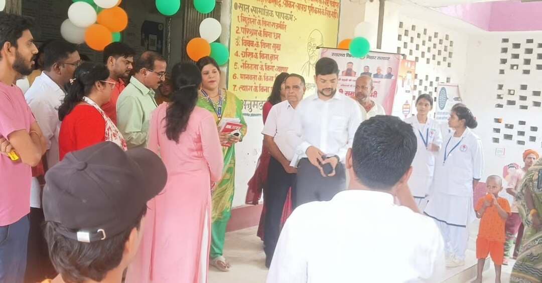 समाहरणालय पूर्णिया,
जनसंपर्क कार्यालय,
प्रेस विज्ञप्ति 1195,
दिनांक 25 अगस्त 2026,
==================
श्री अंशुल कुमार भा०प्र०से० जिला पदाधिकारी पूर्णिया क्षेत्र भ्रमण के दौरान अनुमंडल अस्पताल धमदाहा का औचक निरीक्षण किया गया ।
निरीक्षण के दौरान जिलाधिकारी द्वारा एनीमिया मुक्त भारत कार्यक्रम के शुभारंभ की तैयारियों का समीक्षा किया गया।
तत्पश्चात इमरजेंसी की सेवा, ड्रग काउंटर की सेवा एवं ओपीडी में मरीजों को दी जा रही सेवा की जानकारी प्राप्त किया गया। जिलाधिकारी महोदय द्वारा प्रसव वार्ड जहां प्रसव उपरांत महिला रुकी हुई थी उनसे जाकर भेंट किया गया। जिलाधिकारी महोदय द्वारा अस्पताल की साफ-सफाई पर संतोष व्यक्त किया।
इसके उपरांत जिलाधिकारी महोदय द्वारा लेबर रूम का इंस्पेक्शन किया गया। लेबर रूम में Anm से प्रसव के बारे में विस्तृत जानकारी प्राप्त किए। उन्होंने एएनएम से ANC, एचआरपी के बारे में जानकारी प्राप्त किए। उन्होंने Mo IC से महीने में कम सी सेक्शन होने पर असंतोष व्यक्त किए। प्रभारी चिकित्सा पदाधिकारी को निर्देशित किया गया किया आने वाले महीना में बढ़ोतरी होनी चाहिए। इसके अतिरिक्त उनके द्वारा जनरल सर्जरी जैसे हर्निया हाइड्रोसील ऑपरेशन पर भी जोड़ देने हेतु निर्देशित किया। उन्होंने कहा कि सरकार काम करना चाह रही है। इसलिए आगे से इस बात का ध्यान रखा जाए की जो भी रेफर किए जाने लायक रोगी नहीं है उन्हें रेफर ना किया जाए।
