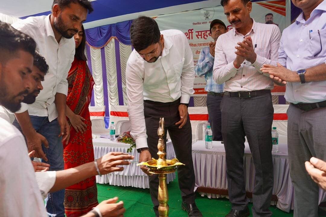 समाहरणालय, पूर्णिया
जिला जनसंपर्क कार्यालय
प्रेस विज्ञप्ति:- 120 2,
दिनांक:-25 अगस्त 2026,
==================
विद्यार्थी की हर आवाज की सुनवाई:-
-----------------------
जिलाधिकारी द्वारा विभिन्न सहयोग शिविरों का लिया गया जायजा:--
--------------------------
जिला प्रशासन द्वारा निर्धारित कार्यक्रम के अनुरूप मंगलवार को जिला अंतर्गत सभी सरकारी शैक्षणिक संस्थानों में विद्यार्थी सहयोग शिविर का आयोजन किया गया।
इसी कड़ी में जिला पदाधिकारी पूर्णिया श्री अंशुल कुमार भा०प्र०से० द्वारा विभिन्न शिविरों का जायजा लिया गया।
इसी क्रम में जिलाधिकारी महोदय द्वारा डॉ भीमराव अंबेडकर कल्याण छात्रावास एक एवं दो में आयोजित विद्यार्थी सहयोग शिविर में शामिल हुए।
जिला पदाधिकारी महोदय द्वारा शिविर में उपस्थित सभी विद्यार्थियों को बताया गया कि प्रत्येक माह के चतुर्थ मंगलवार को शैक्षणिक संस्थानों में आयोजित होने वाले इन शिविरों के माध्यम से विद्यार्थी अपनी समस्याएँ, शिकायते एवं सुझाव सीधे अधिकारियों के समक्ष रख सकते हैं।
विद्यार्थियों द्वारा प्राप्त शिकायतों के त्वरित निष्पादन के लिए संबंधित विभागों द्वारा आवश्यक कार्रवाई सुनिश्चित की जायेगी। इसके अतिरिक्त विद्यार्थी " विद्यार्थी सहयोग पोर्टल' एवं हेल्पलाईन नं० 1100 के माध्यम से अपनी शिकायतें ऑनलाईन दर्ज कर सकते हैं तथा उनके निष्पादन की स्थिति की जानकारी भी प्राप्त कर सकते हैं।
मौके पर अपर समाहर्ता आपदा, जिला कल्याण पदाधिकारी, निदेशक डीआरडीए, प्रखंड कल्याण पदाधिकारी एवं संबंधित पदाधिकारी गण मौजूद थे।