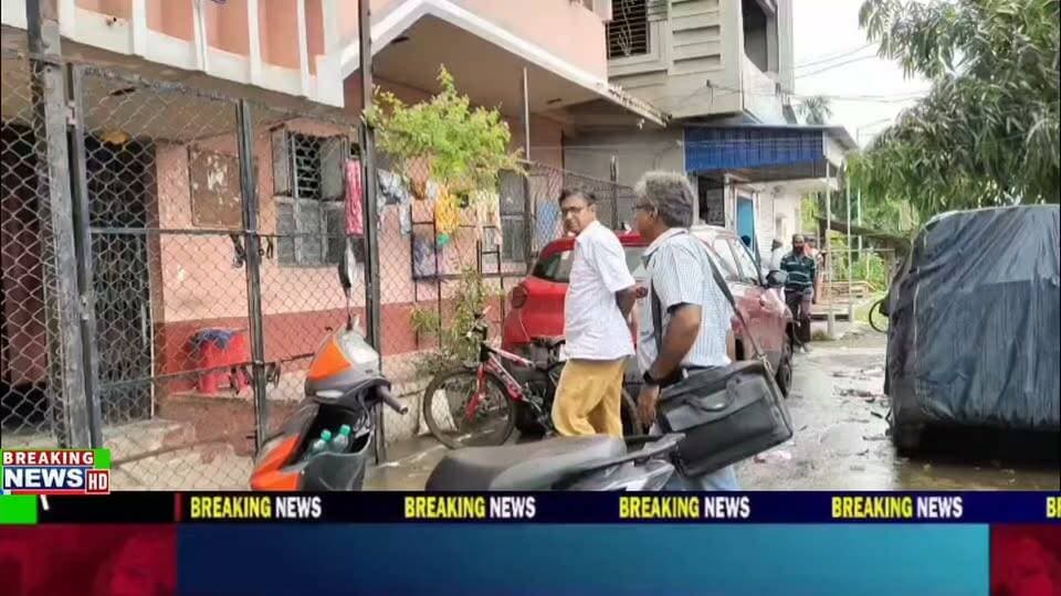 বীরভূমের রামপুরহাট আল-আমিন মিশনে দুই কর্মীর বিবাদের জেলে হাতাহাতি। এককর্মী অপর কর্মীকে কাঠের টুকরো দিয়ে আঘাত করলে মৃত্যু হয় এক কর্মীর।