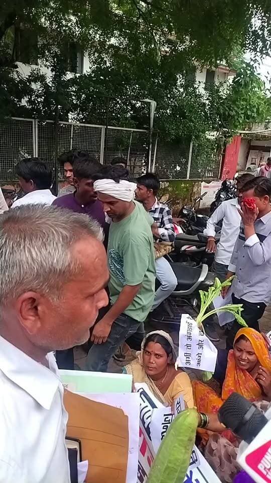 Live - शहर में सड़क किनारे लगाने वाले सब्जी,चाट, समोसा ठिलिया अन्य छोटे छोटे व्यापारियों ने नगर पालिका की खिलाफ जनसुनवाई में किया हल्ला बोल।