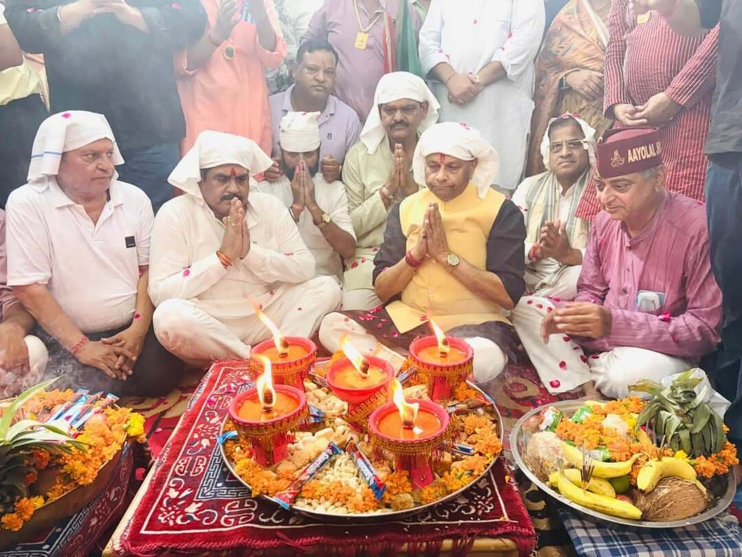 झूलेलाल ज्योति यात्रा का राज्य वित्त आयोग के अध्यक्ष श्री पवैया ने किया शुभारम्भ
राज्य वित्त आयोग के अध्यक्ष श्री जयभान सिंह पवैया ने मंगलवार को श्री झूलेलाल मंदिर माधवगंज में विधिवत ज्योति यात्रा को ध्यान दिखाकर नगर भ्रमण के लिए रवाना किया ।
भगवान झूलेलाल महोत्सव पर शहर में आकर्षक झांकियों के साथ निकाली जाने वाली सिंधी समाज की विशाल ज्योति यात्रा को मुख्य अतिथि के रूप में ध्वज दिखाने के पूर्व श्री पवैया ने कहा कि एक हजार वर्ष पहले सिंध की धरती पर अत्याचारी मिरख़ शाह के अत्याचार से मुक्ति दिलाने भक्तों के 40 दिनी व्रत के प्रताप से स्वयं वरुण देवता झूलेलाल जी के रूप में आये । भारत विभाजन के बाद अपना सर्वस्व त्याग कर भी सिंधी समाज जहाँ भी भारत में हैं, उसने झूलेलाल उत्सव की परम्परा नहीं छोड़ी । सिंधी समाज अत्यंत परिश्रमी, परमार्थी व शांति प्रिय समाज है ।
श्री पवैया ने कहा कि वर्तमान पीढ़ी संकल्प करे कि विभाजन में खोया सिंध का तट , ननकाना साहब व हिंगलाज शक्तिपीठ फिर भारत का हिस्सा बनेगा और अखंड भारत का सपना अवश्य पूरा होगा ।
इस अवसर पर डॉ रमेश दास पंजवानी दिलीप ठाकुर , हासानंद आहूजा , राकेश खुराशिया जीडीए उपाध्यक्ष सुधीर गुप्ता कँवर मंगलानी , अनिल साँखला , जितेंद्र मुद्गल , महेंद्र सोलंकी , प्रयाग तोमर , राजेंद्र दंडोतिया , विपुल गुप्ता , राजेश वाधावानी , राजेश बत्रा ,सोनू मिश्रा आदि उपस्थित थे ।
#gwalior
PRO Gwalior
CM Madhya Pradesh