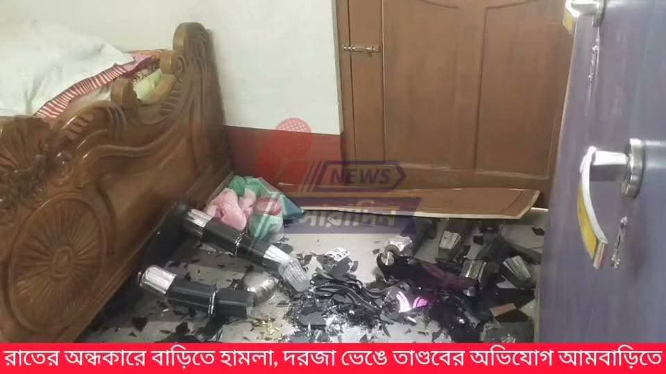 রাতের অন্ধকারে বাড়িতে হামলা, দরজা ভেঙে তাণ্ডবের অভিযোগ আমবাড়িতে