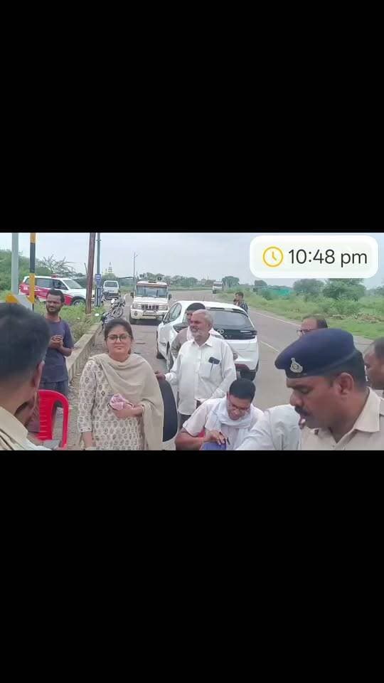 *पीपुल्स अपडेट...मिहोना में सुबह से लगी मजिस्ट्रेट चेकिंग,चलाया गया जागरुकता अभियान,जागरुकता अभियान में वाहन चालको को सीट बेल्ट,मोटर साइकिल पर हेल्मेट लगाने की दी समझाइस दी गई,चैकिंग अभियान में कई वाहन चालकों के चालान काटे गये,बंथरी गांव के पास चलाया गया चैकिंग अभियान*