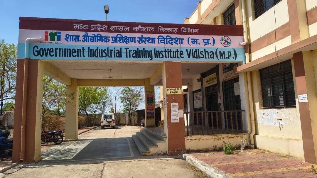 विदिशा जिले की ITI संस्थाओं में कुल 450 रिक्त सीटों पर प्रवेश का अवसर
..
विदिशा जिले की शासकीय एवं निजी औद्योगिक प्रशिक्षण संस्थाओं (ITI) में सत्र 2026-27 हेतु कुल 450 रिक्त सीटों पर प्रवेश प्रक्रिया प्रारंभ हो चुकी है। सभी इच्छुक अभ्यर्थी अपनी सुविधा अनुसार निम्नानुसार तिथियों में प्रवेश प्रक्रिया में भाग ले सकते हैं: 25 अगस्त से 29 अगस्त 2026: एमपी ऑनलाइन पोर्टल पर जाकर इच्छानुसार संस्थान एवं ट्रेड हेतु चॉइस फिलिंग (Choice Filling) करें। 31 अगस्त 2026 (प्रातः 10:30 से सायंकाल 5:00 बजे तक): अभ्यर्थी संबंधित ITI संस्था में व्यक्तिगत रूप से उपस्थित होकर अपनी उपस्थिति (Attendance) दर्ज कराएं। 01 सितंबर 2026: उपस्थिति दर्ज कराने वाले अभ्यर्थियों की मेरिट सूची जारी की जाएगी एवं प्रवेश की कार्यवाही पूर्ण होगी।जिलेवार शासकीय ITI में
उपलब्ध रिक्त सीटों की जानकारी: संस्थान का नामरिक्त सीटें ITI लटेरी 101, ITI नटेरन 79, ITI सिरोंज 72, ITI विदिशा 71, ITI गंजबासोदा 62, ITI ग्यारसपुर 33, ITI कुरवाई 32 कुल रिक्त सीटें 450 विशेष ध्यान दें: 31 अगस्त को संबंधित संस्था में स्वयं उपस्थित होकर उपस्थिति (Attedance) लगवाना अनिवार्य है। उपस्थिति दर्ज न कराने की स्थिति में 1 सितंबर की मेरिट सूची में नाम शामिल नहीं किया जाएगा। #vidisha