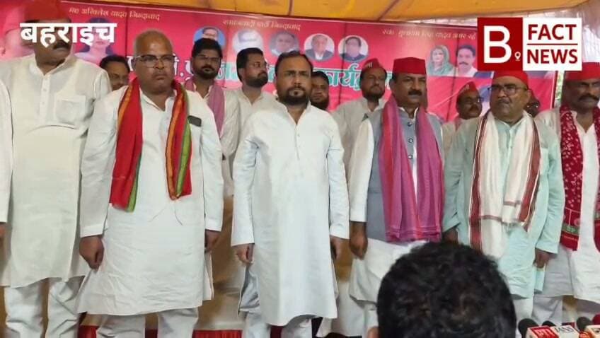 सपा प्रदेश अध्यक्ष श्याम लाल पाल का बहराइच आगमन, कार्यकर्ताओं ने किया भव्य स्वागत
समाजवादी पार्टी के प्रदेश अध्यक्ष श्याम लाल पाल के बहराइच पहुंचने पर पार्टी कार्यकर्ताओं और पदाधिकारियों ने उनका जोरदार और भव्य स्वागत किया।
बहराइच आगमन पर सपा कार्यकर्ताओं में भारी उत्साह देखने को मिला। स्थानीय नेताओं और पदाधिकारियों ने फूल-मालाएं पहनाकर और ढोल-नगाड़ों के साथ प्रदेश अध्यक्ष का नागरिक अभिनंदन किया। इस दौरान संगठन को मजबूत करने और आगामी रणनीतियों को लेकर कार्यकर्ताओं के साथ अहम चर्चा भी की गई।