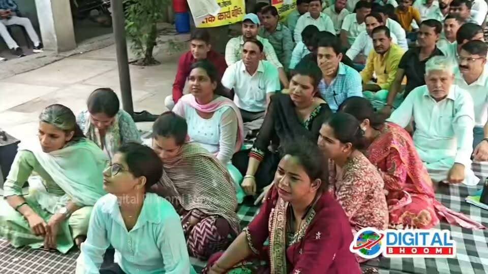 रोहतक में पटवारी-कानूनगो संगठन का धरना प्रदर्शन, मांगों को लेकर जताया विरोध