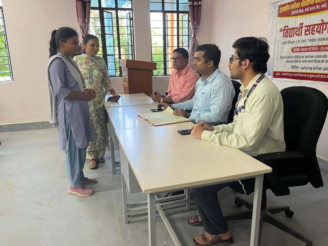आज दिनांक 25 अगस्त 2026 को शिक्षा व्यवस्था में पारदर्शिता लाने और समस्याओं के समयबद्ध समाधान हेतु महिला औद्योगिक प्रशिक्षण संस्थान (ITI), थावे में 'विद्यार्थी सहयोग शिविर' का आयोजन किया गया।
शिविर में सामान्य शाखा प्रभारी श्री अजय कुमार ने छात्राओं से सीधा संवाद कर उनकी पढ़ाई, तकनीकी प्रशिक्षण, छात्रावास और संस्थान की सुविधाओं से जुड़ी समस्याओं व सुझावों को सुना। उन्होंने छात्राओं को 'विद्यार्थी सहयोग पोर्टल' की विस्तृत जानकारी दी और बेझिझक अपनी बातें अधिकारियों के समक्ष रखने के लिए प्रेरित किया। अधिकारियों ने प्राप्त शिकायतों के त्वरित एवं पारदर्शी निष्पादन का भरोसा दिलाया।