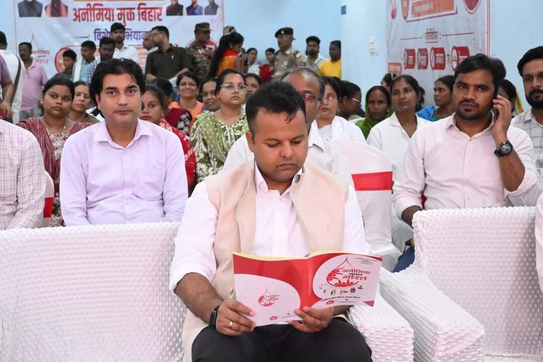 आज दिनांक 25 अगस्त 2026 को माननीय मुख्यमंत्री, बिहार सरकार द्वारा राज्यव्यापी 'अनीमिया मुक्त बिहार अभियान' का शुभारंभ किया गया। इसी क्रम में गोपालगंज जिले के सदर अस्पताल, अनुमंडलीय अस्पताल, सीएचसी, एपीएचसी एवं आयुष्मान आरोग्य मंदिरों में भी इस अभियान की शुरुआत हुई।
25 अगस्त से 30 नवंबर 2026 तक चलने वाले इस अभियान के तहत 6 माह से 19 वर्ष तक के बच्चों-किशोरों तथा गर्भवती व धात्री महिलाओं के हीमोग्लोबिन स्तर की जांच की जाएगी। जांच में हीमोग्लोबिन कम पाए जाने पर आवश्यकतानुसार आयरन सिरप और आईएफए (IFA) की गोलियां (गुलाबी, नीली व लाल) निःशुल्क उपलब्ध कराई जाएंगी। इस मौके पर सिविल सर्जन सहित स्वास्थ्य विभाग के अन्य चिकित्सक व कर्मी उपस्थित रहे।