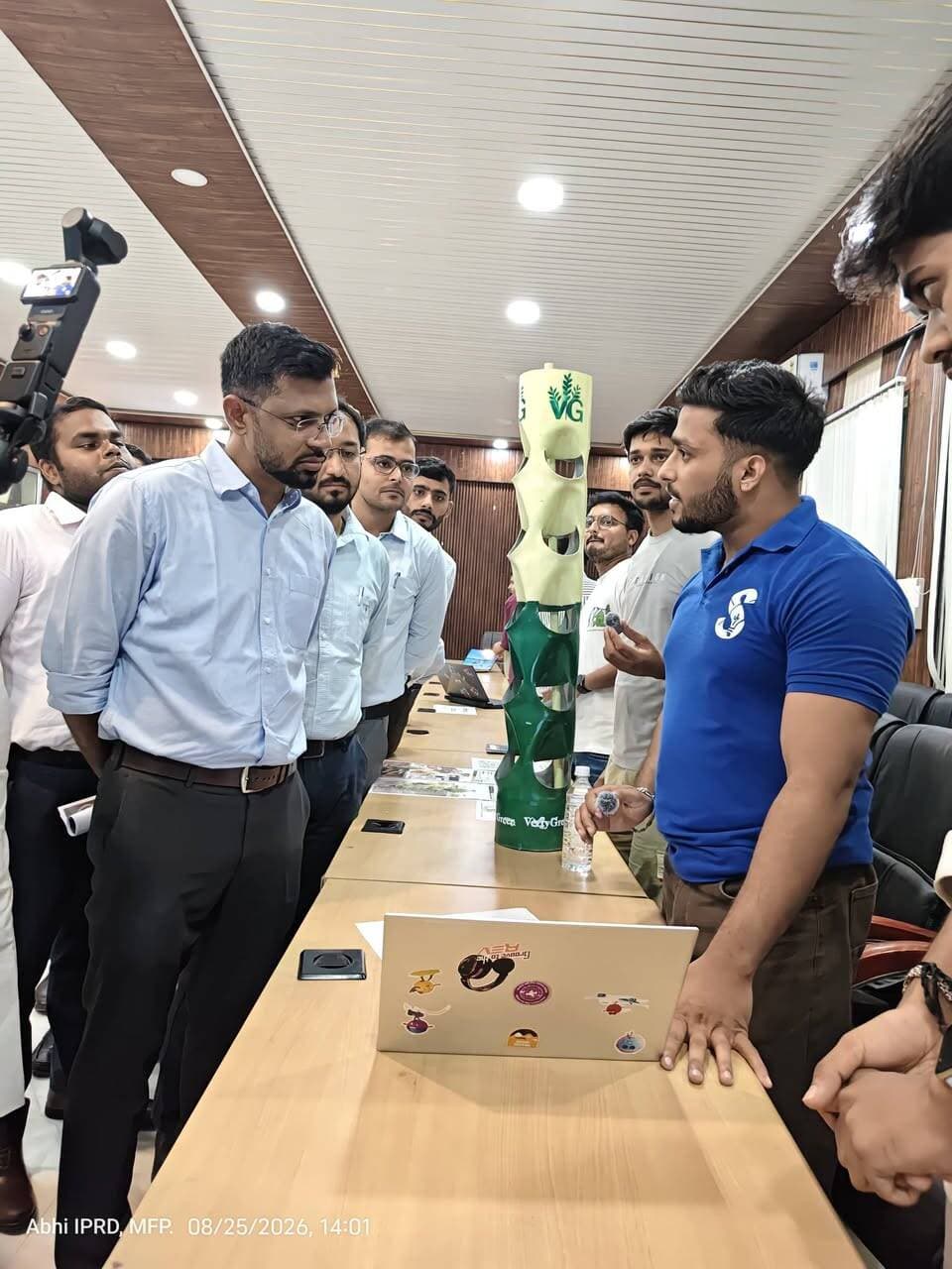 🎓 मुजफ्फरपुर के 34 सरकारी शिक्षण संस्थानों में लगा पहला ‘विद्यार्थी सहयोग शिविर’, MIT पहुंचे DM कुमार गौरव, छात्रों की समस्याएं सुनीं
मुजफ्फरपुर जिले के 34 सरकारी शैक्षणिक संस्थानों में मंगलवार को पहली बार ‘विद्यार्थी सहयोग शिविर’ का आयोजन किया गया। हजारों छात्र-छात्राओं ने शिविर में पहुंचकर अपनी समस्याएं, शिकायतें और सुझाव अधिकारियों के सामने रखे। इसी क्रम में जिलाधिकारी कुमार गौरव ने एमआईटी मुजफ्फरपुर पहुंचकर विद्यार्थियों से सीधे संवाद किया और उनकी समस्याओं को गंभीरता से सुना।
एमआईटी के छात्र-छात्राओं ने गर्ल्स हॉस्टल, टीचिंग फैकल्टी और संपर्क सड़क समेत कई समस्याओं को जिलाधिकारी के सामने रखा। डीएम ने सभी समस्याओं के समयबद्ध और गुणवत्तापूर्ण समाधान का भरोसा दिया।
जिलाधिकारी ने बताया कि ‘विद्यार्थी सहयोग पोर्टल’ के माध्यम से छात्र-छात्राएं कहीं से भी अपनी शिकायत दर्ज करा सकते हैं। संबंधित विभाग द्वारा जांच के बाद अधिकतम 30 दिनों के भीतर शिकायत का समाधान कर आवेदक को लिखित रूप से जानकारी दी जाएगी। असंतोषजनक समाधान की स्थिति में अपील का भी प्रावधान है।
छात्र अपनी शिकायत ‘विद्यार्थी सहयोग पोर्टल’ पर ऑनलाइन दर्ज कर सकते हैं या टॉल-फ्री हेल्पलाइन नंबर 1100 पर संपर्क कर सकते हैं। प्रशासन ने विद्यार्थियों से इस सुविधा का अधिक से अधिक लाभ उठाने की अपील की है।
#TirhutNow #MuzaffarpurNews #VidyarthiSahyog #KumarGaurav #MITMuzaffarpur