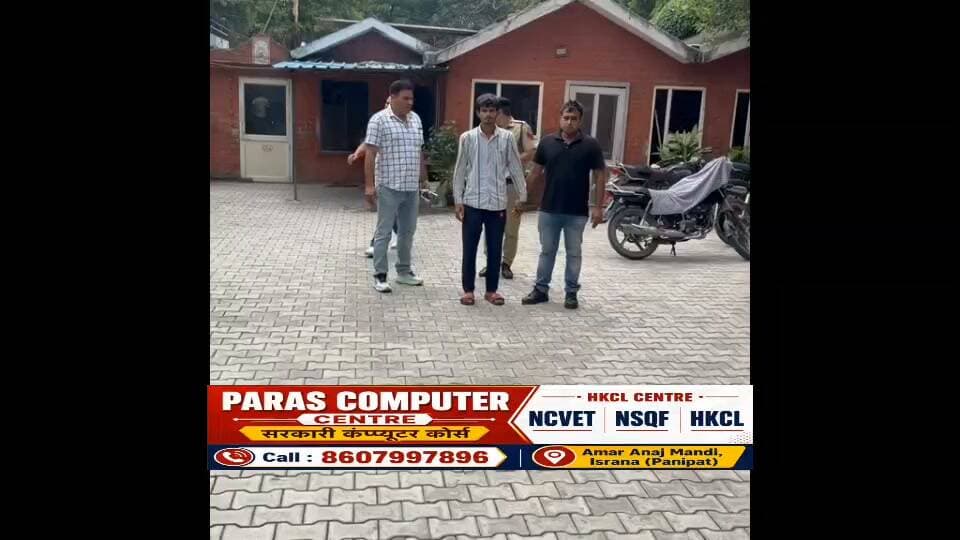 पानीपत पुलिस
25 अगस्त 2026
*अवैध देसी पिस्तौल व जिंदा रोंद सहित आरोपी गिरफ्तार*
पानीपत, 25 अगस्त ( ) सीआईए वन पुलिस टीम ने यमुना नदी कच्चा बांध के पास एक युवक को अवैध देशी पिस्तौल व जिंदा रौंद सहित गिरफ्तार किया। आरोपी की पहचान भिवानी के बढेसरा गांव निवासी सागर के रूप में हुई है।
सीआईए वन प्रभारी इंस्पेक्टर वीरेंद्र ने बताया कि सोमवार शाम को उनकी टीम गश्त के दौरान सनौली टोल टेक्स के पास थी। टीम को तभी गुप्त सूचना मिली की यमुना नदी कच्चा बांध के पास एक संदिग्ध युवक घूम रहा है। युवक के पास अवैध हथियार होने की संभावना है। पुलिस टीम ने तुरंत मौके पर दबिश देकर युवक को काबू किया। पूछताछ में उसने अपनी पहचान सागर पुत्र सुरेश निवासी बढेसरा भिवानी के रूप में बताई। तलाशी लेने पर उसकी पहनी हुई लोयर की जेब से एक देशी पिस्तौल बरामद हुआ। पिस्तौल को खोलकर जांच की तो एक जिंदा रौंद मिला।
प्रभारी इंस्पेक्टर वीरेंद्र ने बताया कि पूछताछ में आरोपी ने पुलिस को बताया उसको अवैध हथियार रखने का शौक है। इसी शौक के चलते उसने करीब 2 माह पहले यूपी के शामली में एक अज्ञात युवक से उक्त देसी पिस्तौल व जिंदा रौंद 5 हजार रूपए में खरीदा था। बाद में वह दोस्तों में रौब दिखाने के लिए अवैध देसी पिस्तौल को साथ लेकर चलने लगा। आरोपी सागर के खिलाफ थाना सनौली में आर्म्स एक्ट के तहत अभियोग दर्ज कर मंगलवार को पूछताछ के बाद पुलिस ने आरोपी को माननीय न्यायालय में पेश किया जहां से उसे न्यायिक हिरासत जेल भेज दिया गया।