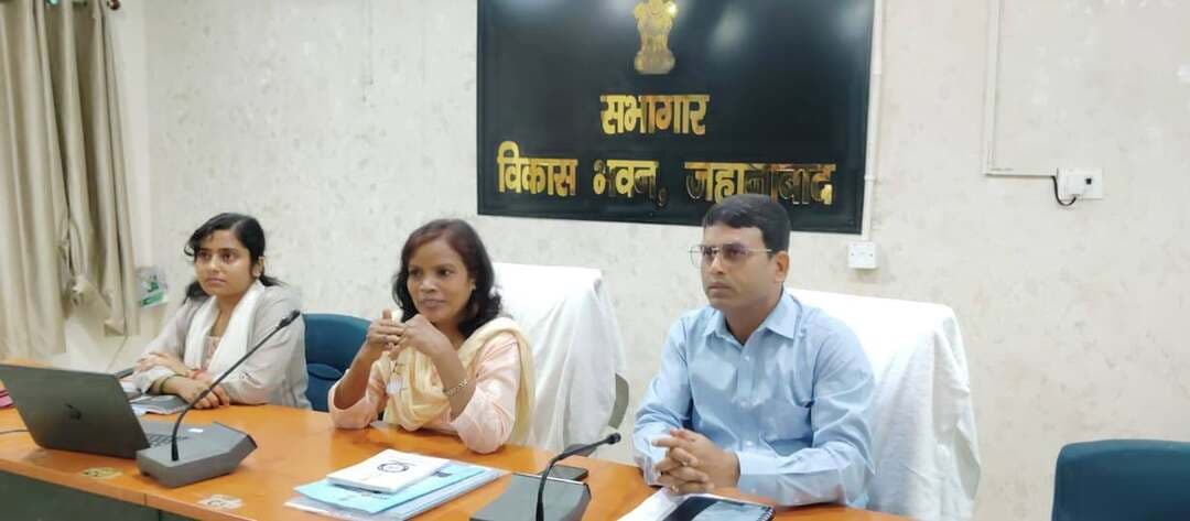 जनगणना 2027: DCHB कार्यों की समीक्षा, सटीक आंकड़ों के संकलन व समयबद्ध अपलोड के निर्देश
जहानाबाद। भारत की जनगणना 2027 को लेकर जिला जनगणना हस्तपुस्तिका (DCHB) से संबंधित कार्यों की समीक्षा मंगलवार को विकास भवन के सभाकक्ष में की गई। प्रधान जनगणना पदाधिकारी-सह-जिला पदाधिकारी छिरिङ वाई भूटिया के निर्देश पर आयोजित बैठक की अध्यक्षता जिला जनगणना अधिकारी-सह-उप विकास आयुक्त आदित्य कुमार पियूष ने की।
बैठक में जनगणना कार्य निदेशालय, बिहार, पटना की संयुक्त निदेशक श्रीमती मंजु गुप्ता ने ग्रामीण एवं शहरी क्षेत्रों के सभी चार्ज अधिकारियों को DCHB के लिए आंकड़ों के संकलन में विशेष सावधानी बरतने का निर्देश दिया। उन्होंने सटीक, अद्यतन एवं गुणवत्तापूर्ण आंकड़े एकत्र करने तथा निर्धारित समय-सीमा के भीतर उनका ऑनलाइन अपलोड सुनिश्चित करने को कहा।
उन्होंने कहा कि संकलित आंकड़ों की समुचित जांच एवं सत्यापन के बाद ही उनका अनुमोदन किया जाए, ताकि जनगणना अभिलेखों में किसी प्रकार की त्रुटि या विसंगति नहीं रहे। बैठक में डाटा संकलन, सत्यापन, अनुमोदन और ऑनलाइन प्रविष्टि की प्रगति की भी समीक्षा की गई।
सभी संबंधित पदाधिकारियों एवं कर्मियों को आपसी समन्वय के साथ कार्य करते हुए निर्धारित समय-सीमा में लक्ष्य पूरा करने का निर्देश दिया गया।
बैठक में जनगणना कार्य निदेशालय की नोडल पदाधिकारी सुश्री श्रुति शैलेश, सभी चार्ज अधिकारी एवं अपर चार्ज अधिकारी (ग्रामीण एवं शहरी), अवर सांख्यिकी पदाधिकारी रणजीत कुमार, तकनीकी सहायक के रूप में कार्यरत डाटा एंट्री ऑपरेटर एवं कार्यपालक सहायक सहित जिला सांख्यिकी कार्यालय के अन्य कर्मी उपस्थित थे।
