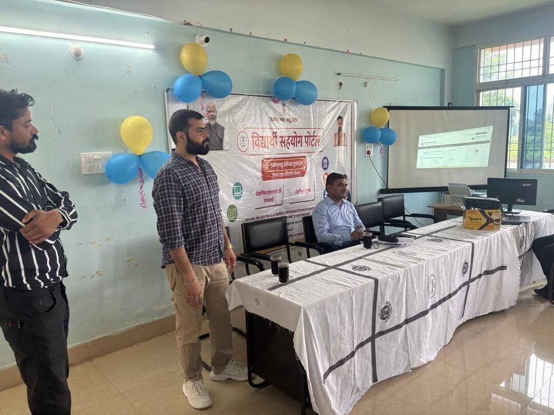 24 स्थलों पर विद्यार्थी सहयोग शिविर, 1,098 विद्यार्थियों ने दर्ज कराईं समस्याएं
जहानाबाद। जिले में विद्यार्थियों की समस्याओं के त्वरित एवं प्रभावी समाधान को लेकर मंगलवार को विभिन्न महाविद्यालयों, विद्यालयों, छात्रावासों एवं तकनीकी शिक्षण संस्थानों सहित 24 स्थलों पर विद्यार्थी सहयोग शिविर का आयोजन किया गया। शिविरों में कुल 1,098 विद्यार्थियों ने सहभागिता कर अपनी शैक्षणिक, छात्रावास, छात्रवृत्ति, आधारभूत सुविधाओं एवं अन्य संस्थागत समस्याओं को प्रशासन के समक्ष रखा।
एसएस कॉलेज, जहानाबाद में आयोजित मुख्य शिविर में जिला पदाधिकारी छिरिङ वाई भूटिया एवं पुलिस अधीक्षक कोटा किरण कुमार शामिल हुए। जिला पदाधिकारी ने विद्यार्थियों से अपनी वास्तविक समस्याएं बिना किसी संकोच के दर्ज कराने की अपील की। उन्होंने कहा कि शिकायतकर्ता की पहचान गोपनीय रखी जाएगी। उन्होंने विद्यार्थियों को विद्यार्थी सहयोग पोर्टल का जिम्मेदारीपूर्वक उपयोग करने तथा पढ़ाई के साथ खेल, कला एवं अन्य सकारात्मक गतिविधियों में ऊर्जा लगाने के लिए प्रेरित किया।
जिले के अन्य शिविरों में भी वरीय पदाधिकारियों ने पहुंचकर विद्यार्थियों से संवाद किया। एसएन सिन्हा कॉलेज में उप विकास आयुक्त आदित्य कुमार पियूष, पारा मेडिकल कॉलेज में संयुक्त सचिव सह जिला लोक शिकायत निवारण पदाधिकारी, जीएनएम स्कूल में अपर समाहर्ता राजस्व अनिल कुमार सिन्हा, जननायक कर्पूरी ठाकुर छात्रावास में भूमि सुधार उप समाहर्ता अमू आमला, कस्तूरबा गांधी विद्यालय घोषी में अनुमंडल पदाधिकारी तथा अन्य पिछड़ा वर्ग छात्रावास में जिला योजना पदाधिकारी कुमार सहित अन्य पदाधिकारियों ने विद्यार्थियों की समस्याएं सुनीं।
इसके अलावा कस्तूरबा गांधी बालिका विद्यालयों, डिग्री कॉलेज, पारा मेडिकल संस्थानों, डॉ. आंबेडकर कल्याण छात्रावास, सरकारी अभियंत्रण महाविद्यालय, राजकीय पॉलिटेक्निक, सरकारी आइटीआइ एवं महिला आइटीआइ समेत अन्य संस्थानों में भी शिविर आयोजित किए गए।
जिला पदाधिकारी ने जिला शिक्षा पदाधिकारी को विद्यार्थी सहयोग पोर्टल पर प्राप्त सभी आवेदनों का गुणवत्तापूर्ण निष्पादन अधिकतम 30 दिनों के भीतर सुनिश्चित करने का निर्देश दिया। साथ ही लंबित मामलों की नियमित समीक्षा करने को कहा।
जिला प्रशासन का उद्देश्य विद्यार्थियों की समस्याओं का सहज, पारदर्शी एवं समयबद्ध तरीके से समाधान सुनिश्चित करना है।