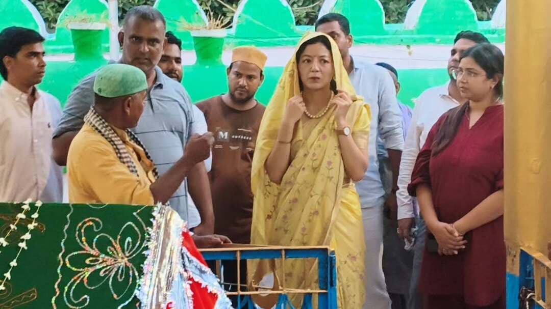 सूफी महोत्सव की तैयारियों को लेकर डीएम ने कार्यक्रम स्थल, काको पनिहास व बीबी कमाल दरगाह का किया निरीक्षण
जहानाबाद। आगामी 24 एवं 25 सितंबर को आयोजित होने वाले सूफी महोत्सव की तैयारियों को लेकर मंगलवार को जिला पदाधिकारी छिरिङ वाई भूटिया ने काको स्थित प्रस्तावित कार्यक्रम स्थल, काको पनिहास एवं बीबी कमाल दरगाह का निरीक्षण किया। उन्होंने संबंधित अधिकारियों को सभी आवश्यक तैयारियां समयबद्ध तरीके से पूरा करने का निर्देश दिया।
काको उच्च विद्यालय के खेल मैदान में प्रस्तावित कार्यक्रम स्थल के निरीक्षण के दौरान डीएम ने जिला नजारत उप समाहर्ता को निविदा प्रक्रिया शीघ्र शुरू कर एजेंसी का चयन एवं कार्य आवंटित करने का निर्देश दिया। भवन निर्माण एवं स्थानीय क्षेत्र अभियंत्रण संगठन के कार्यपालक अभियंता को आपसी समन्वय से रंग-रोगन सहित आवश्यक कार्य कराने को कहा गया। नगर पंचायत काको को साफ-सफाई, पीएचईडी को अस्थायी शौचालय एवं पेयजल तथा विद्युत विभाग को पर्याप्त प्रकाश व्यवस्था सुनिश्चित करने का निर्देश दिया गया। महोत्सव में आने वाले लोगों की सुविधा के लिए जीविका दीदियों के माध्यम से रसोई व फूड स्टॉल लगाने को भी कहा गया।
डीएम ने काको पनिहास का भी निरीक्षण किया। उन्होंने तालाब की उड़ाही एवं साफ-सफाई के साथ सौंदर्यीकरण और जीर्णोद्धार के लिए प्राक्कलन तैयार कर डीपीओ, नमामि गंगे को उपलब्ध कराने का निर्देश दिया।
इसके बाद बीबी कमाल दरगाह पहुंचकर उन्होंने श्रद्धालुओं की सुविधा का जायजा लिया। बड़ी संख्या में श्रद्धालुओं के पहुंचने की संभावना को देखते हुए आवासन, शौचालय, पेयजल, साफ-सफाई और नियमित कचरा उठाव की व्यवस्था सुनिश्चित करने का निर्देश दिया। दरगाह परिसर में आवश्यक रंग-रोगन एवं मरम्मति कार्य कराने को भी कहा गया।
डीएम ने अधिकारियों को निर्देश दिया कि महोत्सव के दौरान श्रद्धालुओं एवं दर्शकों को किसी प्रकार की परेशानी नहीं होनी चाहिए। स्वच्छता, पेयजल, प्रकाश, आवासन सहित सभी व्यवस्थाएं गुणवत्तापूर्ण और समय पर पूरी की जाएं।
निरीक्षण के दौरान उप विकास आयुक्त आदित्य कुमार पियूष, डॉ. रोहित कुमार मिश्रा, चन्द्रकिशोर सिंह, एसडीओ राजीव रंजन सिन्हा, जिला कला एवं संस्कृति पदाधिकारी चाँदनी कुमारी सहित विभिन्न विभागों के अधिकारी एवं दरगाह समिति के सदस्य उपस्थित थे।
#डीएमजहानाबाद #पटनागयारेलखंड #वीडियोवायरल #jehanabadlive #सीएमओ #jehanabad