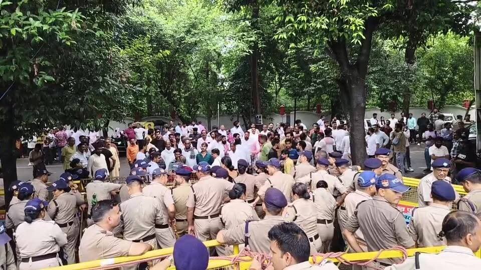 रुद्रपुर में एसएसपी कार्यालय में बेहड़ बैठे धरने पर