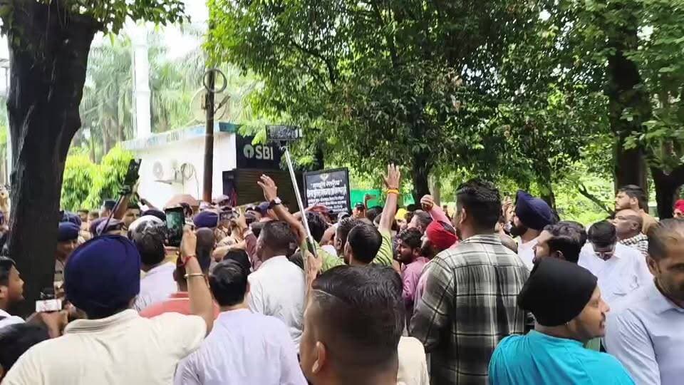 रुद्रपुर में एसएसपी कार्यालय पर कांग्रेसियो की पुलिस से झड़प