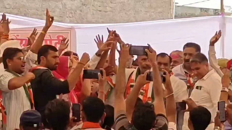 सिवाना हजारों लोगों की भीड़ के साथ पृथ्वीसिंह रामदेरिया ने जोइनिंग की कांग्रेस पार्टी।