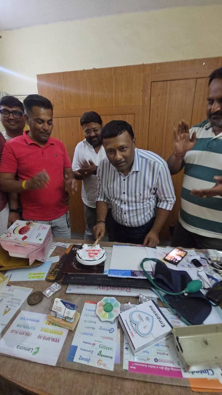 हमारे अजीज डॉ #अनिल जी सेठिया के #जन्मदिन पर केक कटवाकर दी शुभकामनाएं।