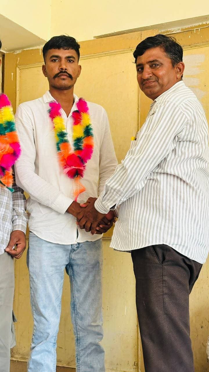 आरवीटीके शिव उपखण्ड की बैठक आयोजित
नियम विरूद्ध कर्मचारियों के तबादले का जताया विरोध, नए कर्मचारियों का किया स्वागत
राजस्थान विद्युत तकनीकी कर्मचारी एसोसिएशन के उपखण्ड शिव की बैठक उपखण्ड अध्यक्ष जेठमालसिंह राजपूरोहित की अध्यक्षता में आयोजित हुई जिसमें कर्मचारियों की समस्याओं पर चर्चा की गई एवं नए कर्मचारियों का स्वागत किया गया।
उपखण्ड अध्यक्ष जेठमालसिंह राजपूरोहित ने बताया कि आरवीटीकेए संगठन सदैवे तकनीकी कर्मचारियों के ज्वलंत मुद्दो को निगम प्रबंधन के समक्ष उठाता हैं एवं उनका समाधान कराता हैं। राजपूरोहित ने कहा कि किसी भी समस्या का समाधान एकता से संभव हैं। कर्मचारी अगर एकजुट हैं तो हर चुनौती का सामना किया जा सकता हैं। उन्होने बताया कि बैठक में कनिष्ठ अभियंता द्वारा नियम विरूद्ध दो कर्मचारियों का तबादला करने की समस्या कर्मचारियों द्वारा अवगत कराई गई। इस पर सहायक अभियंता शिव को सभी कर्मचारियों ने लिखित में उक्त आदेश निरस्त करने की मांग की। इस पर सहायक अभियंता शिव द्वारा तुरंत उक्त आदेश निरस्त किए गए। बैठक में उपखण्ड अध्यक्ष बाबूलाल सैन ने कर्मचारियों को संगठन के प्रति वफादार रहने एवं एक आवाज में एकजुट होने का आव्हान किया। उन्होने कहा कि गलत के खिलाफ बोलना जरूरी हैं। उन्होने नवनियुक्त कर्मचारियों का स्वागत करते हुए उन्हे संगठन की रीति-नीति से अगवत कराया गया, साथ ही निगम में कार्य के दौरान पूर्ण नियमो की पालना एवं सुरक्षा के साथ कार्य करने का आव्हान किया। बैठक में चेतनराम जोगल मीर मोहम्मद, मूलसिंह,मूलाराम जाखड़, चुन्नीलाल चौधरी, राजेन्द्र वैष्णव, रिंकु कुमार मीना, जितेन्द्र वैष्णव, अमरसिंह, तेजाराम बालवा, शंकर सेजू, रवि कुमार, नन्दलाल मीना, दीपक कुमार व नवनियुक्त कर्मचारी नरपतसिंह एवं लक्ष्मण उपस्थित रहे।