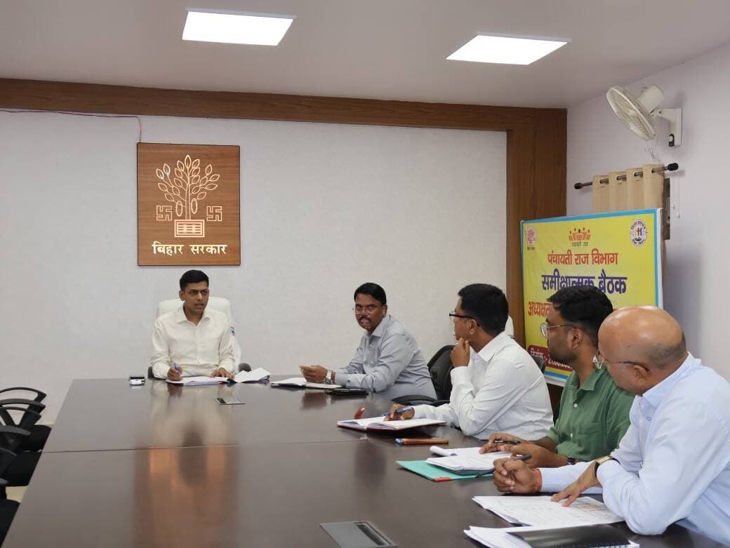 जिला पदाधिकारी, बांका श्री अंशुल अग्रवाल की अध्यक्षता में समाहरणालय सभागार में सिंचाई विभाग से संबंधित समीक्षात्मक बैठक आयोजित की गई।
बैठक में जिला पदाधिकारी द्वारा सिंचाई विभाग द्वारा संचालित विभिन्न योजनाओं की प्रगति की विस्तृत समीक्षा की गई। उन्होंने निर्देश दिया कि जिले के सुदूर क्षेत्रों के अंतिम छोर तक सिंचाई हेतु पानी पहुंचाने के उद्देश्य से समुचित कार्ययोजना तैयार कर विभाग से आवश्यक अनुमोदन प्राप्त करते हुए योजनाओं का प्रभावी क्रियान्वयन सुनिश्चित किया जाए।
जिला पदाधिकारी ने बड़ी एवं महत्वपूर्ण सिंचाई परियोजनाओं को प्राथमिकता के आधार पर शीघ्र पूर्ण कराने का निर्देश दिया। उन्होंने कहा कि सिंचाई योजनाओं के पूर्ण होने से किसानों को बेहतर सिंचाई सुविधा उपलब्ध होगी तथा कृषि कार्यों को भी बढ़ावा मिलेगा।
समीक्षा के दौरान बताया गया कि कतरिया वियर सिंचाई योजना का 81 प्रतिशत निर्माण कार्य पूर्ण हो चुका है। जिला पदाधिकारी ने शेष कार्य को निर्धारित समय-सीमा के भीतर गुणवत्तापूर्ण ढंग से पूरा करने का निर्देश दिया।
उन्होंने कार्यदायी एजेंसी को निर्देशित किया कि निर्माण कार्य में आवश्यक संसाधनों की पर्याप्त उपलब्धता सुनिश्चित करते हुए कार्य में तेजी लाई जाए, ताकि मार्च 2027 तक योजना का निर्माण कार्य पूर्ण कर लिया जाए।
जिला पदाधिकारी द्वारा बदुआ जलाशय में गंगा नदी का अधिशेष पानी लाने हेतु निर्माणाधीन कार्यों में तेजी लाते हुए कार्य को निर्धारित समय-सीमा में जल्द से जल्द पूर्ण कराना सुनिश्चित करने का निर्देश दिया गया।
वहीं, बैठक में कार्यपालक अभियंता,बाढ़ नियंत्रण प्रमंडल के अनुपस्थित रहने पर जिला पदाधिकारी ने नाराजगी व्यक्त की। उन्होंने संबंधित कार्यपालक अभियंता से स्पष्टीकरण प्राप्त करने तथा वेतन स्थगित करने की कार्रवाई करने का निर्देश दिया।
जिला पदाधिकारी ने सभी संबंधित पदाधिकारियों को निर्देशित किया कि सिंचाई एवं बाढ़ नियंत्रण से संबंधित योजनाओं के क्रियान्वयन में किसी भी प्रकार की लापरवाही अथवा अनावश्यक विलंब न हो तथा निर्धारित समय-सीमा के भीतर कार्यों को गुणवत्तापूर्ण तरीके से पूर्ण करना सुनिश्चित करें।
