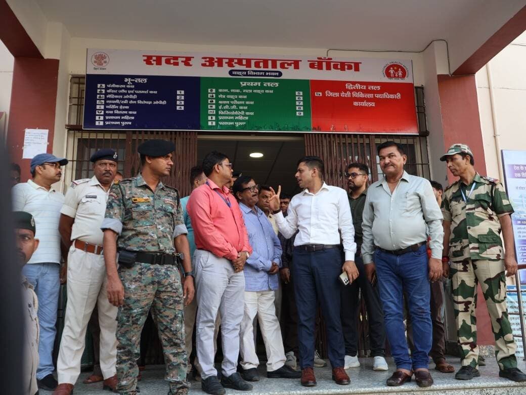 आज अनीमिया मुक्त बिहार कार्यक्रम के उद्घाटन उपरांत जिला पदाधिकारी, बांका श्री अंशुल अग्रवाल द्वारा सदर अस्पताल, बांका में कार्यक्रम का विधिवत उद्घाटन किया गया।
निरीक्षण के क्रम में जिला पदाधिकारी द्वारा सदर अस्पताल के बाह्य विभाग, दवा वितरण कक्ष एवं एक्स-रे कक्ष का निरीक्षण किया गया। निरीक्षण के दौरान बाह्य विभाग में मरीजों के औसत प्रतीक्षा समय (Average Waiting Time) के संबंध में जानकारी ली गई तथा प्रतीक्षा समय को न्यूनतम करने के लिए आवश्यक निर्देश दिए गए।
जिला पदाधिकारी ने मरीजों को बेहतर एवं समयबद्ध स्वास्थ्य सुविधाएं उपलब्ध कराने पर विशेष जोर दिया। उन्होंने अस्पताल परिसर में तैनात गार्ड को मरीजों एवं उनके परिजनों के साथ मर्यादित तरीके से व्यवहार करने तथा आवश्यकता पड़ने पर उन्हें उचित सहयोग प्रदान करने का निर्देश दिया।
उन्होंने अस्पताल में संचालित जनकल्याणकारी स्वास्थ्य योजनाओं एवं उपलब्ध सुविधाओं के संबंध में आम लोगों को विस्तृत जानकारी उपलब्ध कराने के लिए आवश्यक सूचना एवं प्रचार-प्रसार की व्यवस्था सुनिश्चित करने का भी निर्देश दिया।