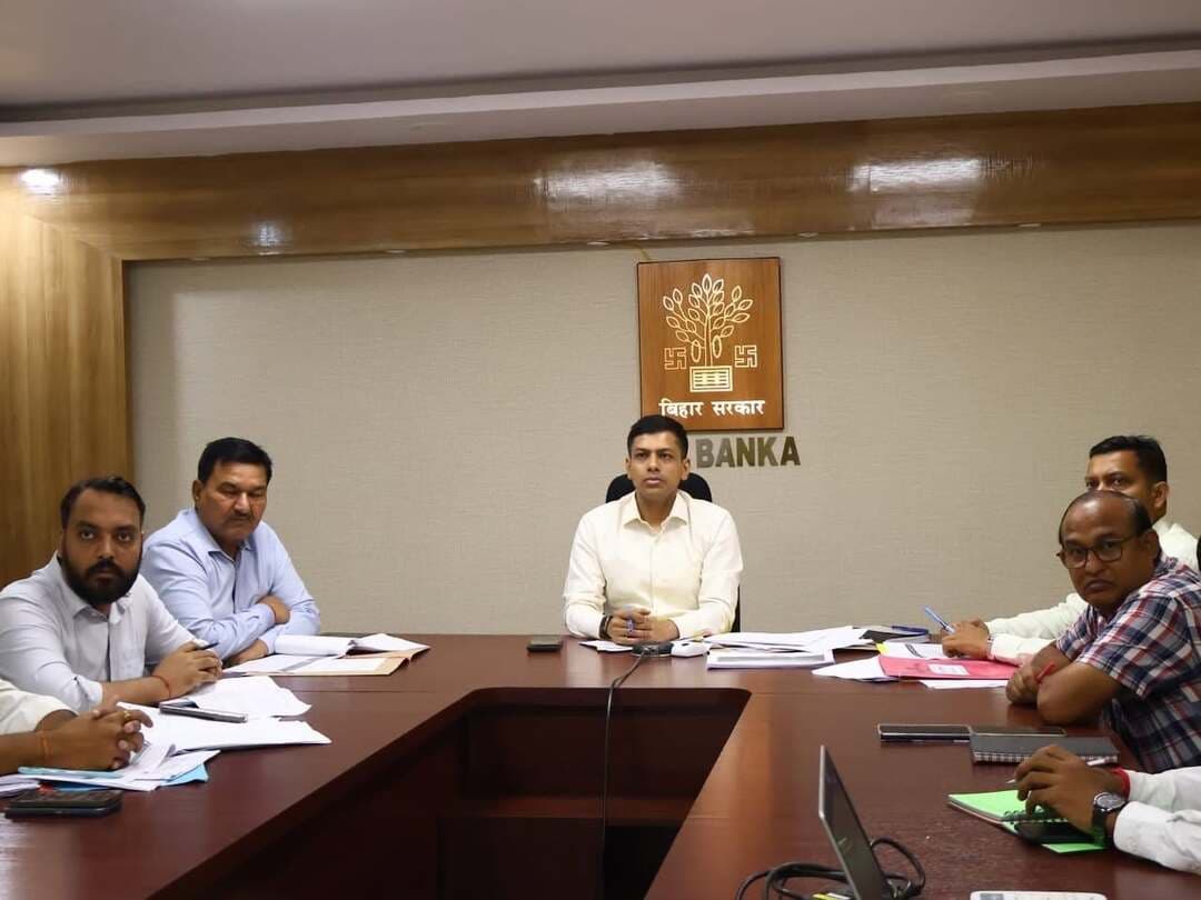 मुख्य सचिव, बिहार की अध्यक्षता में आज विभिन्न विभागों के वरीय पदाधिकारियों एवं सभी जिला पदाधिकारियों के साथ वीडियो कॉन्फ्रेंसिंग के माध्यम से विभिन्न योजनाओं, एग्रीस्टैक, किसान रजिस्ट्री, डिग्री कॉलेज हेतु भूमि उपलब्धता, स्वास्थ्य अभियानों एवं जन-कल्याणकारी कार्यक्रमों की प्रगति की विस्तृत समीक्षा की गई। बैठक में जिला पदाधिकारी, बांका सहित अन्य संबंधित पदाधिकारी उपस्थित रहे।
बैठक में एग्रीस्टैक एवं किसान रजिस्ट्री के तहत कृषि एवं राजस्व विभाग के साथ समीक्षा करते हुए किसानों के डिजिटल प्रमाणीकरण एवं डेटाबेस के अद्यतीकरण का कार्य समयबद्ध रूप से पूरा करने का निर्देश दिया गया।
ऊर्जा विभाग की प्राथमिक योजनाओं, विशेषकर PMSG-MBY के प्रभावी क्रियान्वयन एवं जमीनी स्तर पर इसकी निगरानी को और तेज करने पर बल दिया गया। वहीं, समाज कल्याण विभाग की योजनाओं एवं डिग्री कॉलेज हेतु भूमि उपलब्धता की प्रगति की समीक्षा करते हुए लंबित कार्यों का शीघ्र निष्पादन करने का निर्देश दिया गया।
टीबी मुक्त भारत अभियान के अंतर्गत स्वास्थ्य विभाग एवं सभी सिविल सर्जनों के साथ राज्य में टीबी उन्मूलन की दिशा में संचालित अभियानों की गहन समीक्षा की गई। इस दौरान व्यापक स्तर पर जांच एवं उपचार सुनिश्चित करने पर विशेष जोर दिया गया।
सहकारिता विभाग के अंतर्गत VegFed के कार्यों की भी समीक्षा की गई। वेगफेड हेतु आवश्यक भूमि उपलब्धता सुनिश्चित करने के साथ-साथ किसानों को उनकी उपज का उचित मूल्य उपलब्ध कराने तथा वितरण तंत्र को और सुदृढ़ करने के निर्देश दिए गए।
इसके अतिरिक्त राज्य के 211 डिग्री कॉलेजों के स्थायी भवनों के निर्माण हेतु भूमि चिह्नित एवं उपलब्ध कराने की प्रक्रिया की समीक्षा की गई। भवन निर्माण विभाग, उच्च शिक्षा विभाग एवं संबंधित जिला पदाधिकारियों को भूमि उपलब्धता की प्रक्रिया में तेजी लाने का निर्देश दिया गया।
बैठक में भूमिहीन आंगनबाड़ी केंद्रों के लिए भूमि उपलब्ध कराने तथा ऐसे आंगनबाड़ी केंद्रों को निकटवर्ती विद्यालयों के साथ टैग करने का निर्देश दिया गया। साथ ही, निर्माणाधीन आंगनबाड़ी केंद्रों के निर्माण कार्य को शीघ्र पूर्ण कराने हेतु आवश्यक कार्रवाई सुनिश्चित करने को कहा गया।