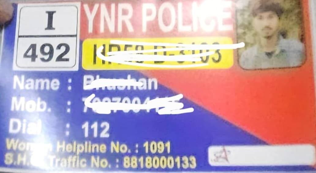 प्रैस नोट - 1 दिनांक - 25.08.2026
*सवारियों की सुरक्षा के लिए ट्रैफिक पुलिस ने कसा शिकंजा*
*हर ऑटो चालक का बनेगा रिकॉर्ड; एक सप्ताह में यूनियन पंजीकरण और पहचान स्टीकर जरूरी, नियम नहीं मानने वालों के होंगे चालान*
पुलिस प्रवक्ता ने जानकारी देते हुए बताया कि पुलिस अधीक्षक कमलदीप गोयल के मार्गदर्शन में जिला पुलिस द्वारा सवारियों की सुरक्षा को ध्यान में रखते हुए ऑटो चालकों के लिए नई व्यवस्था लागू करने के निर्देश दिए हैं। जिसको लेकर मंगलवार को ट्रैफिक थाना प्रभारी संदीप कुमार ने यमुनानगर-जगाधरी की सभी ऑटो यूनियनों के पदाधिकारियों के साथ बैठक आयोजित की। बैठक में मुख्य रूप से ऑटो में सफर करने वाली सवारियों की सुरक्षा और ऑटो चालकों की पहचान सुनिश्चित करने को लेकर चर्चा की गई।
ट्रैफिक थाना प्रभारी संदीप कुमार ने आमजन की सुरक्षा को प्राथमिकता देते हुए सभी ऑटो यूनियन के प्रधानों को आवश्यक दिशा-निर्देश जारी किए। उन्होंने कहा कि प्रत्येक ऑटो स्टैंड पर वहां संचालित होने वाले ऑटो चालकों का रिकॉर्ड रखने के लिए एक रजिस्टर लगाया जाएगा। इस रजिस्टर में सभी ऑटो चालकों का नाम, पूरा पता, ड्राइविंग लाइसेंस नंबर और मोबाइल नंबर दर्ज किया जाएगा।
उन्होंने यूनियन पदाधिकारियों को निर्देश दिए कि रजिस्टर में दर्ज जानकारी को समय-समय पर अपडेट किया जाए और उसका उचित रखरखाव किया जाए। इससे किसी भी ऑटो चालक की पहचान और उसके संबंध में आवश्यक जानकारी जरूरत पड़ने पर आसानी से उपलब्ध हो सकेगी। इस व्यवस्था से सवारियों की सुरक्षा बढ़ाने के साथ-साथ ऑटो चालकों की जवाबदेही भी सुनिश्चित होगी।
बैठक में सभी ऑटो चालकों के लिए ऑटो पर पहचान स्टीकर लगाना भी अनिवार्य किया गया। स्टीकर पर चालक का नाम, पता और मोबाइल नंबर अंकित होगा। पुलिस अधिकारियों ने ऑटो यूनियनों के पदाधिकारियों को निर्देश दिए कि वे अपने अधीन आने वाले सभी ऑटो चालकों को इस व्यवस्था के बारे में जानकारी दें और समय सीमा के भीतर प्रक्रिया पूरी करवाएं।
ट्रैफिक थाना प्रभारी ने सभी ऑटो चालकों को निर्देशित किया कि वे एक सप्ताह के अंदर अपनी संबंधित यूनियन में ऑटो का पंजीकरण करवाएं और निर्धारित पहचान स्टीकर लगवाएं। उन्होंने स्पष्ट किया कि जो ऑटो चालक निर्धारित समय अवधि के भीतर अपने ऑटो पर स्टीकर नहीं लगाएंगे, उनके खिलाफ चालान की कार्रवाई की जाएगी।
जिला ट्रैफिक पुलिस ने ऑटो यूनियन पदाधिकारियों और चालकों से अपील की है कि वे सुरक्षा व्यवस्था को मजबूत बनाने में पुलिस का सहयोग करें और अपने ऑटो के सभी कागजात पुरे करके व लाइसेंस को हमेशा अपने पास रखे और निर्धारित निर्देशों का पालन सुनिश्चित करें। पुलिस के अनुसार इस पहल का उद्देश्य यात्रियों को सुरक्षित परिवहन उपलब्ध कराने के साथ ऑटो चालकों की पहचान और जवाबदेही सुनिश्चित करना है।