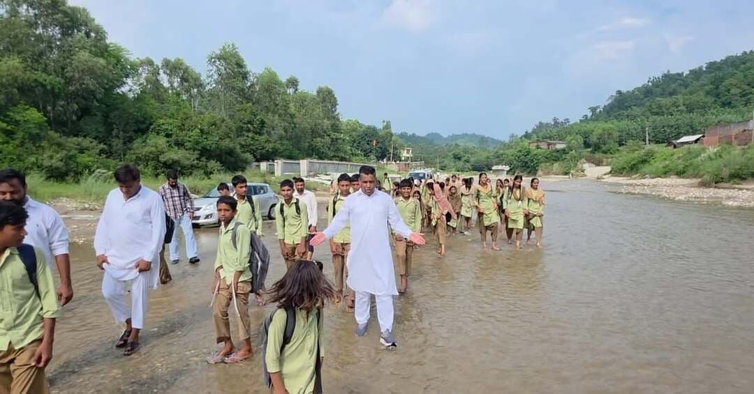 हरियाणा में शिक्षा व्यवस्था पर बसपा नेता बृजपाल छप्पर का बड़ा हमला
25 अगस्त को बसपा के पूर्व प्रत्याशी बृजपाल छप्पर अपने साथियों राहुल संधाय, संजय गुर्जर, दिलशाद, ऋषिपाल गुर्जर, हरपाल सलेमपुर एवं अन्य परिजनों के साथ हिमाचल प्रदेश के जिला सिरमौर स्थित राजकीय वरिष्ठ माध्यमिक विद्यालय, गांव पलहोड़ी पहुंचे।
उन्होंने दावा किया कि हरियाणा के साढौरा क्षेत्र के गांव मद्दीपुर, जैतपुर, नगला, नगली और इब्राहिमपुर के सैकड़ों बच्चे कई किलोमीटर पैदल चलकर और नदी-नालों का रास्ता पार करके हिमाचल प्रदेश के स्कूल में शिक्षा प्राप्त करने के लिए मजबूर हैं।
बृजपाल छप्पर ने आरोप लगाया कि इन गांवों में स्कूल होने के बावजूद अध्यापकों की कमी और बेहतर आवागमन की सुविधा न होने के कारण बच्चों को दूसरे राज्य में पढ़ाई करनी पड़ रही है।
इस दौरान उन्होंने हरियाणा सरकार पर निशाना साधते हुए मुख्यमंत्री नायब सिंह सैनी और शिक्षा मंत्री के खिलाफ कड़ी नाराजगी जताई और कहा कि शिक्षा व्यवस्था की यह स्थिति बेहद चिंताजनक है।