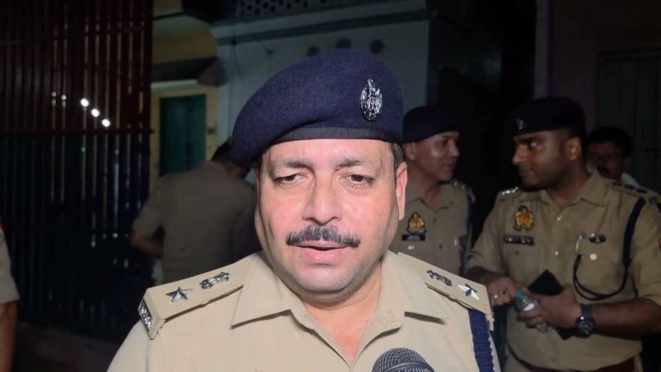 Sambhal ईद मिलाद उन नबी को लेकर पुलिस के कड़े सुरक्षा इंतज़ाम माहौल ख़राब करने वालों पर होगी कठोर कार्यवाही एसपी संभल ने दी सख्त चेतावनी।