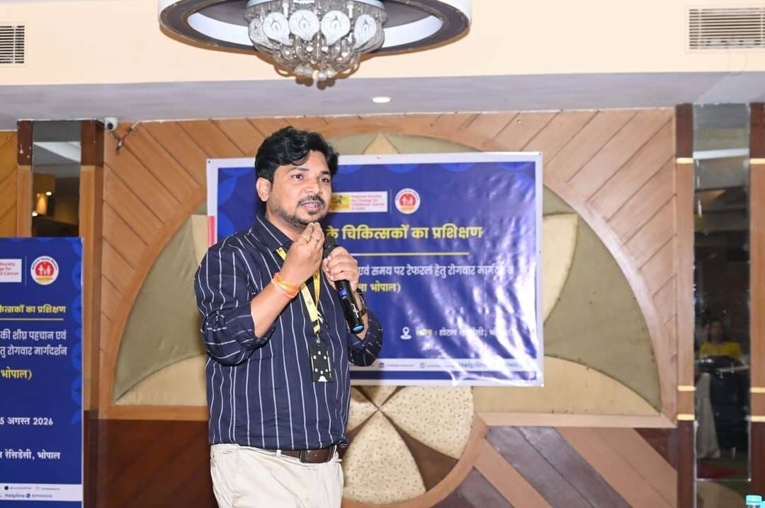 राष्ट्रीय स्वास्थ्य मिशन एवं कैनकिड्स किड्सकैन के संयुक्त प्रयास से बाल कैंसर पर एक दिवसीय प्रशिक्षण कार्यशाला आयोजित
राष्ट्रीय स्वास्थ्य मिशन (NHM) एवं कैनकिड्स किड्सकैन के संयुक्त तत्वावधान में भोपाल में बाल कैंसर की स्क्रीनिंग, शीघ्र पहचान, रेफरल एवं उपचार विषय पर एक दिवसीय जिला स्तरीय प्रशिक्षण कार्यशाला का आयोजन किया। कार्यशाला का उद्देश्य RBSK मेडिकल अधिकारियों, ब्लॉक मेडिकल अधिकारियों, जिला एवं ब्लॉक स्तरीय स्वास्थ्य अधिकारियों, BPM एवं BCM की क्षमता को सुदृढ़ करना था ताकि कैंसर से संदिग्ध बच्चों की समय पर पहचान एवं रेफरल सुनिश्चित किया जा सके।
कार्यक्रम का उद्घाटन वरिष्ठ स्वास्थ्य अधिकारियों डॉ.ऋतेश रावत (DIO), डॉ.अनिमेष (NCD नोडल अधिकारी) एवं अन्य विशिष्ट अतिथियों द्वारा किया। तकनीकी सत्रों का संचालन डॉ. नरेंद्र चौधरी, पीडियाट्रिक ऑन्कोलॉजिस्ट तथा डॉ.मेघा धवन,सीनियर रेजिडेंट, एम्स भोपाल द्वारा किया गया। उन्होंने प्रतिभागियों को बाल कैंसर के प्रारंभिक लक्षणों, स्क्रीनिंग प्रक्रिया, समय पर पहचान तथा प्रभावी रेफरल व्यवस्था के संबंध में विस्तृत जानकारी प्रदान की।
श्री सौरभ सिंह चौहान, स्टेट प्रोजेक्ट मैनेजर, कैनकिड्स किड्सकैन ने संस्था के समग्र सहायता मॉडल की जानकारी देते हुए बताया कि कैंसर से पीड़ित बच्चों एवं उनके परिवारों को उपचार सुविधा,पोषण सहायता, शिक्षा सहयोग, मनोसामाजिक परामर्श,आवास सहायता तथा विभिन्न शासकीय योजनाओं से जोड़ने जैसी सेवाएं उपलब्ध कराई जाती हैं।
प्रशिक्षण कार्यक्रम का सफल संचालन कैनकिड्स टीम की श्रीमती कंचना (सीनियर सोशल वर्कर,एम्स भोपाल), श्रीमती श्वेता, श्री संजीव एवं श्री साहित्य द्वारा किया गया, जिन्होंने प्रशिक्षण सत्रों के समन्वय एवं संचालन में महत्वपूर्ण भूमिका निभाई।
कार्यशाला के समापन अवसर पर सभी प्रतिभागियों ने बाल कैंसर से प्रभावित प्रत्येक बच्चे की शीघ्र पहचान सुनिश्चित करने तथा 100 प्रतिशत निःशुल्क स्क्रीनिंग, जांच,रेफरल, उपचार एवं समग्र देखभाल सेवाएं उपलब्ध कराने के लिए प्रतिबद्धता व्यक्त की।
कार्यशाला स्वास्थ्य तंत्र की क्षमता वृद्धि,समयबद्ध रेफरल व्यवस्था एवं NHM तथा कैनकिड्स किड्सकैन के बीच प्रभावी समन्वय के माध्यम से बाल कैंसर के बेहतर उपचार परिणाम सुनिश्चित करने की दिशा में एक महत्वपूर्ण कदम साबित होगी।
CM Madhya Pradesh
Jansampark Madhya Pradesh
Directorate of Health Services, Madhya Pradesh
#भोपाल