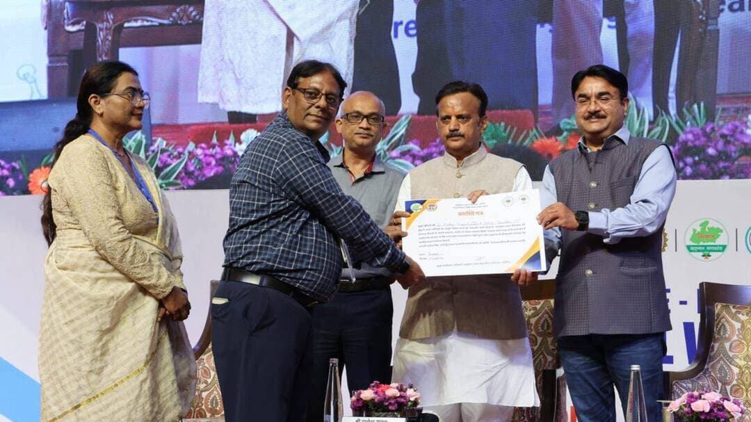 *आयुष्मान भारत डिजिटल मिशन के अंतर्गत इंदौर जिले को किया सम्मानित*
इंदौर, 25 अगस्त 2026
आयुष्मान भारत डिजिटल मिशन के अंतर्गत आयुष्मान भारत हेल्थ एकाउंट (आभा आईडी) के माध्यम से सभी हितग्राहियों का मेडिकल डाटा एक जगह संधारित करने का कार्य किया जा रहा है। इसमें हितग्राहियों का स्वास्थ्य रिकॉर्ड डिजिटल फार्म में संधारित किया जाता है, जिससे कि उपचार प्रदान करने में आसानी होती है और हितग्राही की मेडिकल हिस्ट्री को भी आसानी से ट्रेक किया जा सकता है।
उल्लेखनीय है कि इंदौर जिले ने प्रदेश में सर्वाधिक आभा आईडी बनाए हैं। यह वर्तमान में लगभग 25 लाख 80 हजार आभा आईडी बनाए जा चुके हैं, जो कुल लक्ष्य का 73 प्रतिशत आभा कार्ड है। भोपाल में आयोजित समारोह में उक्त प्रशंसनीय कार्य के लिए मुख्य चिकित्सा एवं स्वास्थ्य अधिकारी डॉ. माधव प्रसाद हासानी को उप मुख्यमंत्री एवं स्वास्थ्य मंत्री डॉ. राजेंद्र प्रसाद शुक्ल एवं स्वास्थ्य राज्य मंत्री श्री नरेंद्र शिवाजी पटेल ने सम्मानित किया गया।
<nis:link nis:type=tag nis:id=jansamparkmp nis:value=JansamparkMP nis:enabled=true nis:link/> <nis:link nis:type=tag nis:id=indore nis:value=indore nis:enabled=true nis:link/> <nis:link nis:type=tag nis:id=इंदौर nis:value=इंदौर nis:enabled=true nis:link/> <nis:link nis:type=tag nis:id=abdm nis:value=ABDM nis:enabled=true nis:link/> <nis:link nis:type=tag nis:id=abha nis:value=ABHA nis:enabled=true nis:link/>
CM Madhya Pradesh
Jansampark Madhya Pradesh
PRO Jansampark Indore
Directorate of Health Services, Madhya Pradesh
