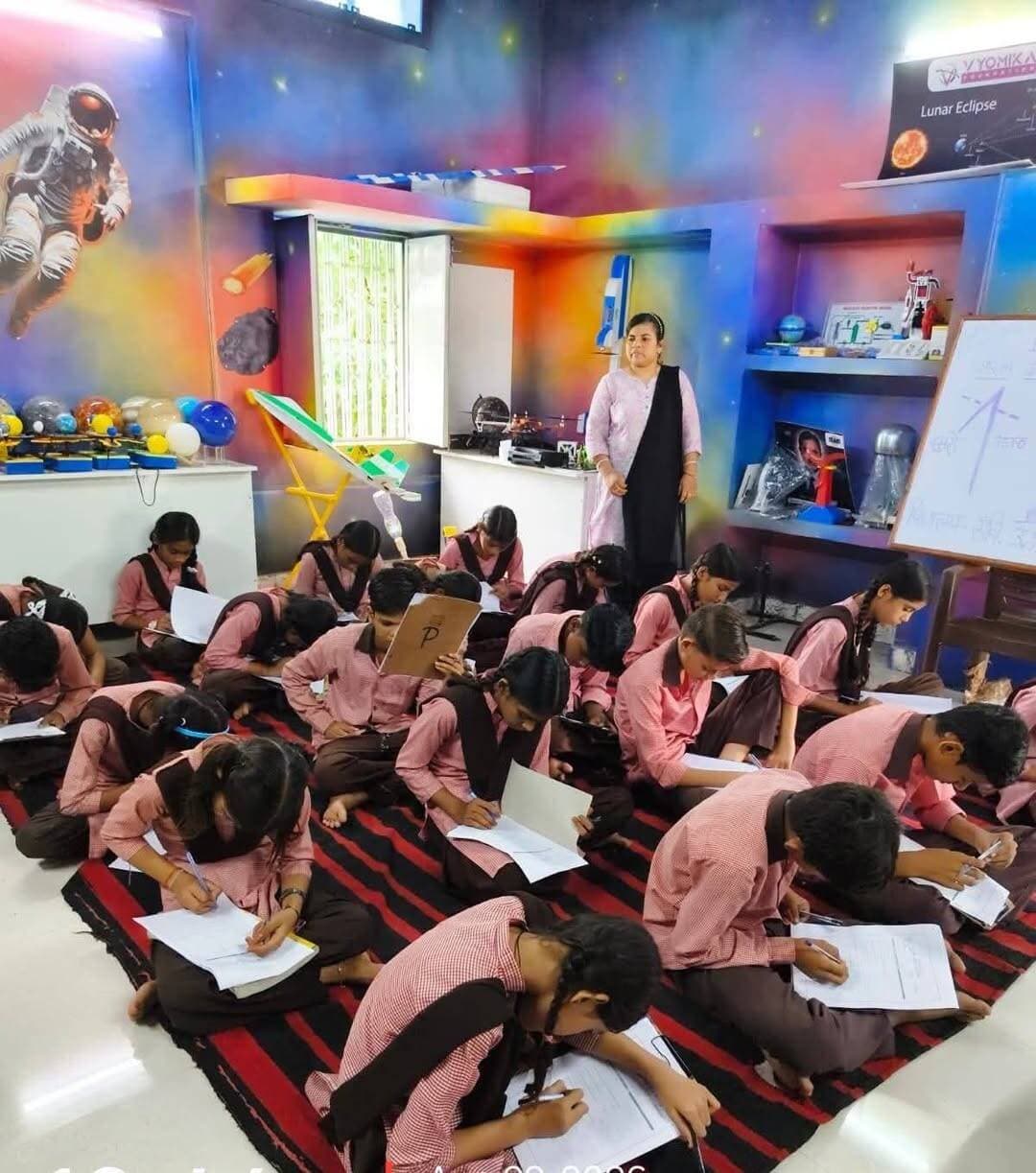 महोबा के ग्रामीण बच्चों ने अंतरिक्ष विज्ञान में भरी नई उड़ान 🚀🇮🇳
महोबा जनपद के 40 परिषदीय विद्यालयों में जिला खनिज निधि (DMF) से स्थापित Space Labs में आयोजित National Space Quiz में 1500 से अधिक विद्यार्थियों ने उत्साहपूर्वक भाग लिया। बच्चों ने अपनी अंतरिक्ष विज्ञान के प्रति जिज्ञासा, ज्ञान और वैज्ञानिक सोच का शानदार परिचय दिया। 👩🚀🌌
इस पहल का उद्देश्य ग्रामीण बच्चों को अंतरिक्ष विज्ञान से जोड़ना और उनमें वैज्ञानिक सोच एवं नवाचार की भावना विकसित करना है।
इस प्रतियोगिता के माध्यम से 120 प्रतिभाशाली विद्यार्थियों का चयन अक्टूबर में आयोजित होने वाले World Space Week के विशेष Model Rocketry Workshop के लिए किया गया है। अब ये विद्यार्थी केवल अंतरिक्ष के बारे में पढ़ेंगे नहीं, बल्कि रॉकेट बनाएंगे, प्रयोग करेंगे, गलतियों से सीखेंगे और अपनी कल्पनाओं को उड़ान देंगे। 🚀✨
1500+ विद्यार्थियों की जिज्ञासा से शुरू हुई यह यात्रा अब 120 युवा वैज्ञानिकों के हाथों में नई उड़ान भरने जा रही है।
गाँवों के बच्चों को अवसर मिले, वे अपने सपनों को विज्ञान से जोड़ें और भारत के भविष्य के वैज्ञानिक बनें—यही इस पहल का उद्देश्य है। 🇮🇳
Vyomika Space × ISRO Village Vaigyanik Karyakram
जहाँ जिज्ञासा से जन्म लेते हैं सपने और सपनों से बनता है भारत का वैज्ञानिक भविष्य। 🚀🇮🇳
<nis:link nis:type=tag nis:id=nationalspacequiz nis:value=NationalSpaceQuiz nis:enabled=true nis:link/> <nis:link nis:type=tag nis:id=mahoba nis:value=Mahoba nis:enabled=true nis:link/>