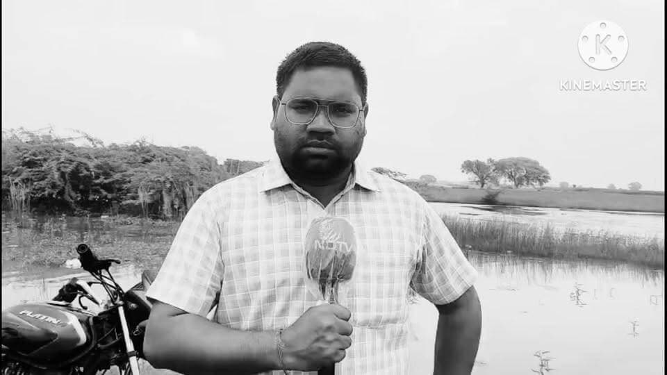 कवरेज के दौरान अनजान आदमी,, पीछे से पकड़ना ..कभी कबार हो जाता है ऐसा.. पकड़ने वाले भाई साहब दिन में ही सेट थे.. ऐसे महान आदमियों के बीच कवरेज करना मुश्किल होता है...!