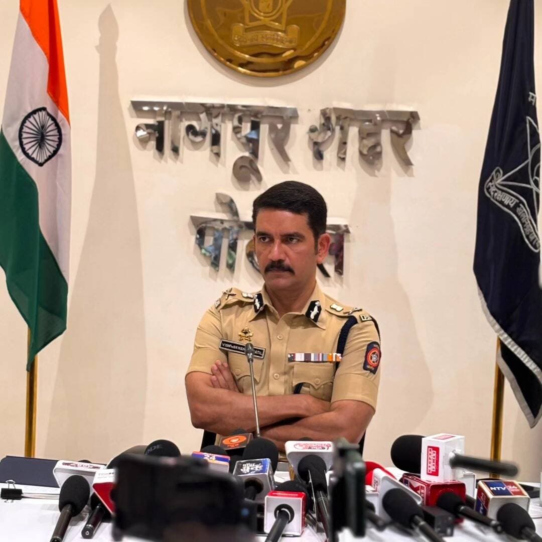 माध्यम प्रतिनिधींशी संवाद | नागपूर शहर पोलीस 📰👮♂️
नागपूर शहर पोलीस यांच्या वतीने मा. श्री. विश्वास नांगरे पाटील, पोलीस आयुक्त, नागपूर शहर यांच्या उपस्थितीत माध्यम प्रतिनिधींसाठी पत्रकार परिषदेचे आयोजन करण्यात आले.
यावेळी विविध विषयांवर माध्यम प्रतिनिधींशी संवाद साधत नागपूर शहर पोलीस दलाच्या कार्याबाबत माहिती देण्यात आली.
नागरिकांच्या सुरक्षिततेसाठी आणि प्रभावी संवादासाठी नागपूर शहर पोलीस सदैव कटिबद्ध.
#NagpurCityPolice #NagpurPolice #PressConference #MediaInteraction #PublicSafety
