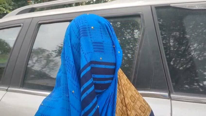 मुरैना में महिला ने मकान मालिक पर लगाए गंभीर आरोप, अश्लील वीडियो वायरल करने की धमकी का आरोप
मुरैना। न्यू हाउसिंग बोर्ड कॉलोनी में किराए से रहने वाली एक महिला ने मकान मालिक पर गंभीर आरोप लगाए हैं। महिला का आरोप है कि उसके अश्लील वीडियो बनाए गए और उन्हें वायरल करने की धमकी दी गई।
मामले को लेकर महिला ने मुरैना पुलिस अधीक्षक को आवेदन देकर शिकायत की है। महिला ने मामले की जांच कर कार्रवाई की मांग की है।
