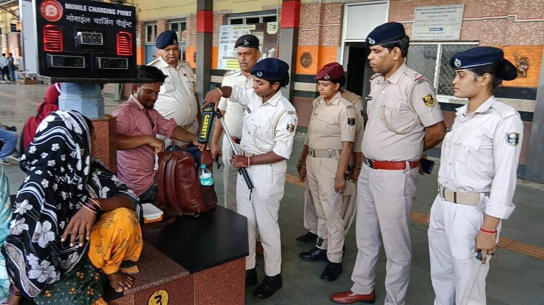 जमालपुर स्टेशन पर रेल पुलिस का सघन जांच अभियान, हैंड मेटल डिटेक्टर से यात्रियों के सामान की जांच
#जमालपुर #रेलवे