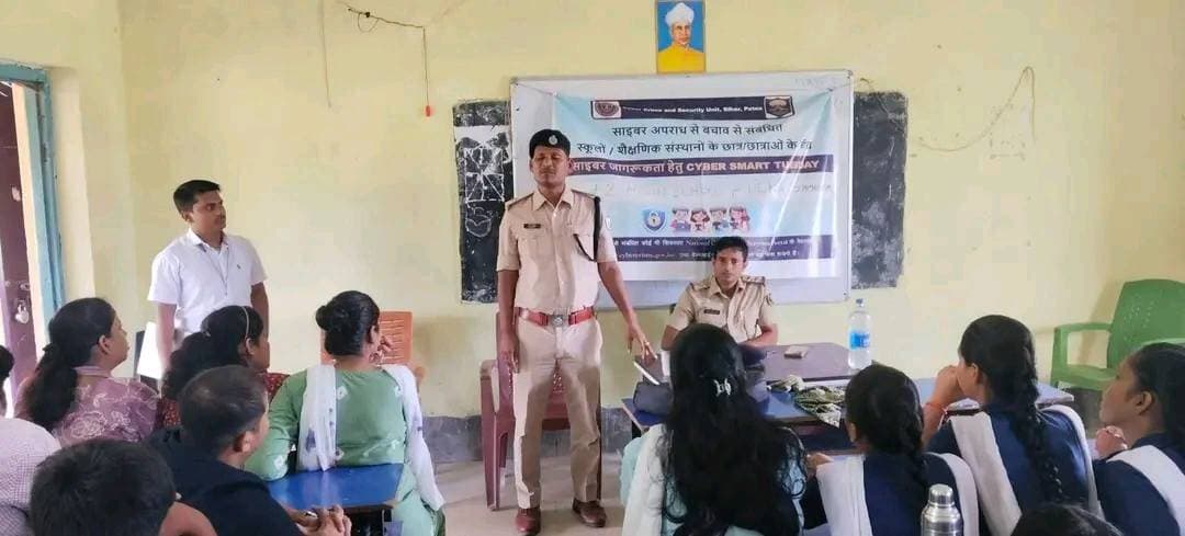 रेल साइबर थाना जमालपुर के द्वारा मध्य विद्यायल फुल्का में आय दिन हो रहे साइबर क्राइम के बारे में बच्चों को जागरूक किया गया कैसे साइबर फ़्रॉड से बचे एवं रोकथाम कैसे किया जा सकता है आमजन को जागरूक करने के उद्देश्य से विशेष जन जागरूकता अभियान चलाया गए।
#cybersecurity #cybersecurityawareness #BiharPolice #जमालपुर