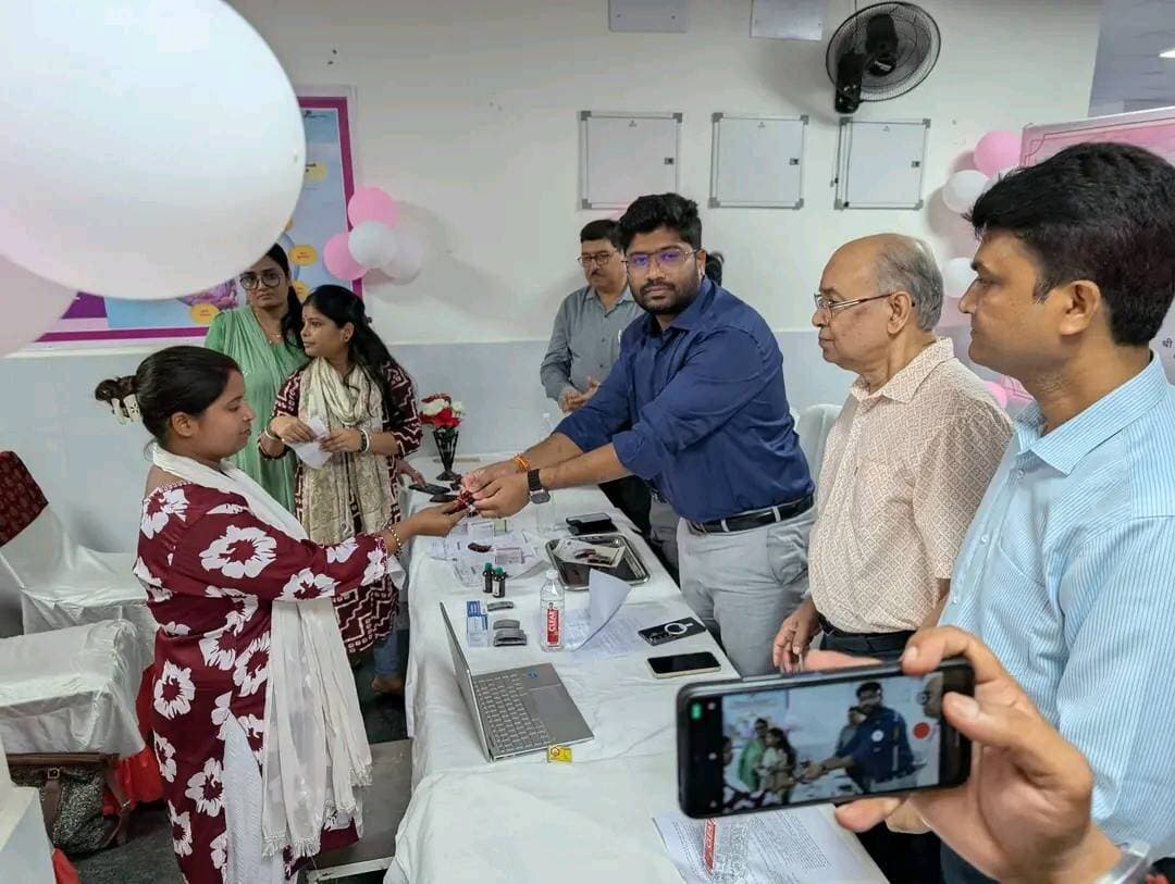 राज्य में किशोरियों एवं महिलाओं सहित सभी आयु वर्ग के लोगों को अनीमिया से मुक्त करने के उद्देश्य से स्वास्थ्य विभाग द्वारा व्यापक अभियान चलाया जा रहा है। इसी क्रम में माननीय मुख्यमंत्री, बिहार श्री सम्राट चौधरी द्वारा आज 'अनीमिया मुक्त भारत' कार्यक्रम के तहत राज्यस्तरीय अनीमिया जांच एवं उपचार अभियान का शुभारंभ वीडियो कॉन्फ्रेंसिंग के माध्यम से किया गया। इस मौके पर सदर अस्पताल मुंगेर में जिलाधिकारी निखिल धनराज निप्पाणीकर नेतृत्व में कार्यक्रम आयोजित हुआ, जहां सिविल सर्जन सहित स्वास्थ्य विभाग के अन्य अधिकारी उपस्थित थे।
जिलाधिकारी ने कहा कि यह विशेष अभियान 25 अगस्त 2026 से 30 नवंबर 2026 तक संचालित किया जाएगा। अभियान के दौरान किशोरियों एवं महिलाओं को प्राथमिकता देते हुए अनीमिया की पहचान, जांच, उपचार एवं रोकथाम पर विशेष जोर दिया जाएगा।
सरकारी स्वास्थ्य संस्थानों एवं विद्यालयों में होगी अनीमिया की जांच : जिलाधिकारी ने बताया कि अभियान के दौरान सभी सरकारी स्वास्थ्य संस्थानों में अनीमिया की जांच की जाएगी। इसके अंतर्गत जिला अस्पताल/अनुमंडलीय अस्पताल / सामुदायिक स्वास्थ्य केन्द्र / प्राथमिक स्वास्थ्य केन्द्र / APHC/UPHC/AAM/HSC/VHSND/PMSMA सत्रों तथा RBSK के अंतर्गत चलने वाले चिकित्सा दल द्वारा सरकारी एवं सरकारी सहायता प्राप्त विद्यालयों में डिजिटल हीमोग्लोबिनोमीटर के माध्यम से जांच की जाएगी। जांच के दौरान आवश्यकता के अनुसार लाभार्थियों को आयरन फोलिक एसिड (IFA) की गोलियों का वितरण, रेफरल सेवा तथा अनीमिया की रोकथाम एवं उपचार संबंधी परामर्श उपलब्ध कराया जाएगा।
प्रति पंचायत 20 लाभार्थियों की जांच का लक्ष्य : जिलाधिकारी ने बताया कि अभियान के दौरान पंचायत स्तर पर व्यापक जांच सुनिश्चित करने के लिए प्रति पंचायत प्रतिदिन 20 लाभार्थियों की जांच का लक्ष्य निर्धारित किया गया है। जिले में कुल 96 पंचायतों को ध्यान में रखते हुए 75 कार्य दिवसों के दौरान लगभग 1,44,000 (एक लाख चौवालीस हजार) लाभार्थियों की अनीमिया जांच का लक्ष्य निर्धारित किया गया है। जांच के लिए जिले से पंचायत स्तर तक के सभी सरकारी विद्यालयों एवं स्वास्थ्य संस्थानों-DH, SDH, RH, CHC, PHC, APHC, UPHC, UHC, AAM एवं HSC में VHSND एवं PMSMA सत्रों के दौरान आवश्यक व्यवस्था सुनिश्चित की जाएगी।
जांच के लिए उपलब्ध रहेंगे आवश्यक संसाधन : अभियान को प्रभावी एवं व्यवस्थित रूप से संचालित करने के लिए जांच स्थलों पर डिजिटल हीमोग्लोबिनोमीटर, टेस्ट स्ट्रिप्स, क्यूवेट एवं लैंसेट, अल्कोहल स्वाब, डिस्पोजेबल दस्ताने, आईईसी सामग्री, रिकॉर्ड एवं रिपोर्टिंग प्रपत्र सहित अन्य आवश्यक सामग्री उपलब्ध कराई जाएगी। साथ ही आयरन फोलिक एसिड सिरप, आयरन फोलिक एसिड की लाल, नीली एवं गुलाबी गोलियों तथा FCM की उपलब्धता सुनिश्चित की जाएगी। जांच के लिए चिकित्सक, एएनएम / सीएचओ, प्रयोगशाला तकनीशियन एवं पर्यवेक्षक सहित आवश्यक मानव संसाधन की प्रतिनियुक्ति की जाएगी। जांच स्थलों पर जैव-चिकित्सा अपशिष्ट के समुचित प्रबंधन की भी व्यवस्था रहेगी।
पोषण एवं स्वास्थ्य संबंधी परामर्श पर विशेष जोर : अभियान के दौरान जांच के लिए आने वाले लाभार्थियों को अनीमिया एवं पोषण से संबंधित आवश्यक परामर्श भी दिया जाएगा। इसमें अनीमिया की रोकथाम एवं प्रबंधन, स्थानीय स्तर पर उपलब्ध आयरनयुक्त खाद्य पदार्थों के सेवन, संतुलित एवं पौष्टिक आहार, मोटापा तथा अन्य पोषण संबंधी विषयों पर परामर्श शामिल रहेगा। यह परामर्श CHO/ANM/RMNCHA+N Counsellor द्वारा उपलब्ध कराया जाएगा।
जिलाधिकारी ने कहा कि राज्य सरकार का उद्देश्य व्यापक स्तर पर अनीमिया की पहचान कर समय पर उपचार एवं आवश्यक पोषण संबंधी परामर्श उपलब्ध कराना है, ताकि विशेष रूप से किशोरियों एवं महिलाओं के स्वास्थ्य में सुधार लाया जा सके तथा एक स्वस्थ एवं सशक्त बिहार के निर्माण की दिशा में प्रभावी कदम बढ़ाया जा सके।
#BahnokaSammanSarkarKiPahchan
#MahilaonKiUnnatiBiharKiPrgati
#WomenEmpowerment
#NariShakti
#empoweredwomenleaders