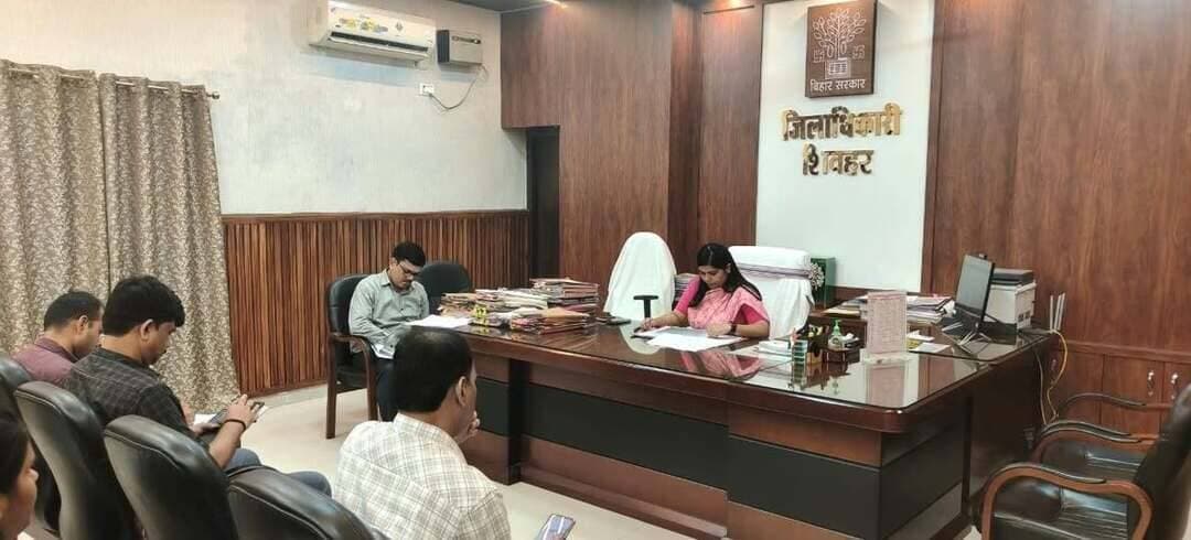 🚨 पीएम सूर्य घर योजना: शिवहर जिलाधिकारी के सख्त निर्देश! 🚨
आज दिनांक 25 अगस्त 2026 को जिलाधिकारी, शिवहर की अध्यक्षता में 'पीएम सूर्य घर मुफ्त बिजली योजना' की प्रगति को लेकर लगातार दूसरे दिन अहम समीक्षा बैठक हुई। योजना में इंस्टॉलेशन की धीमी गति पर कड़ा रुख अपनाते हुए प्रशासन ने नए लक्ष्य निर्धारित किए हैं।
📌 बैठक के मुख्य बिंदु:
🎯 सख्त लक्ष्य: सभी पदाधिकारियों को 1 महीने के भीतर हर हाल में 50 सोलर रूफटॉप लगवाने का कड़ा निर्देश दिया गया है।
🔍 जीरो टॉलरेंस: कार्यों में किसी भी प्रकार की लापरवाही बर्दाश्त नहीं होगी। आवेदनों और इंस्टॉलेशन की 'केस-बाय-केस' (Case by case) समीक्षा निरंतर जारी रहेगी।
🌿 मिशन मोड: सभी विभागों को आपसी तालमेल के साथ शिवहर जिले को हरित ऊर्जा के क्षेत्र में शत-प्रतिशत सफल बनाने के लिए कहा गया है।
आइए, हरित ऊर्जा अपनाएं और शिवहर को रोशन बनाएं! ☀️🌱
#Sheohar #PMSuryaGharYojana #SolarRooftop #GreenEnergy #DistrictAdministrationSheohar #RenewableEnergy #BiharGovernance