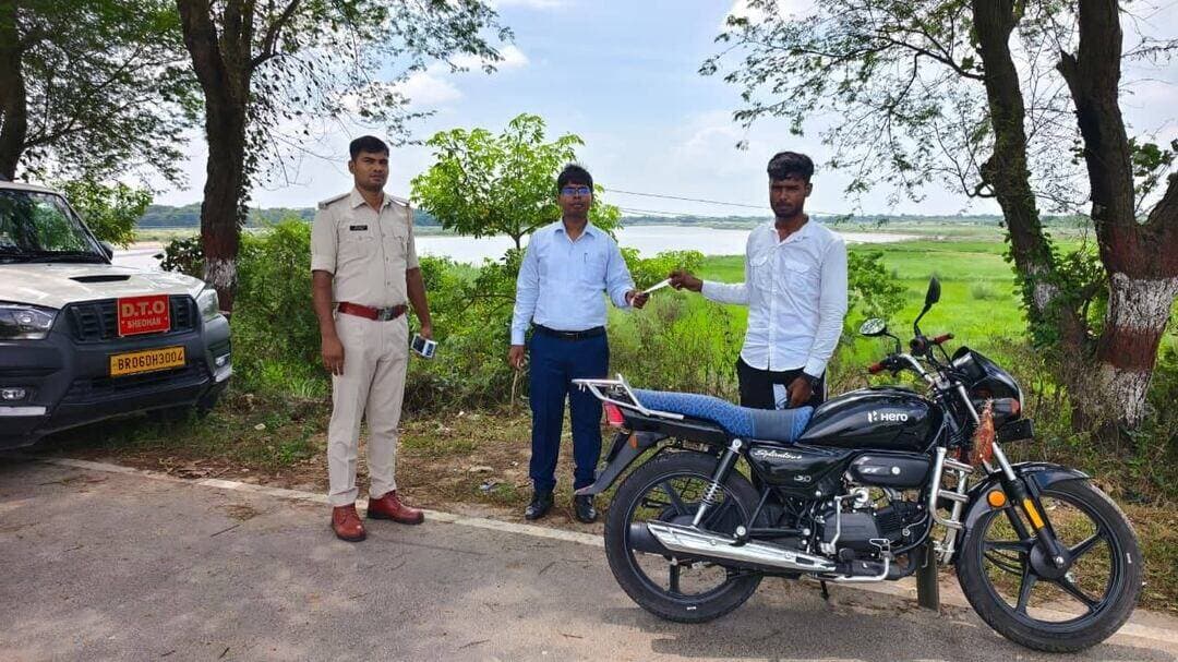 🚨 शिवहर: सड़क सुरक्षा को लेकर सघन वाहन जांच अभियान, ₹84,000 का कटा ई-चालान! 🚨
सड़क दुर्घटनाओं पर लगाम कसने और यातायात नियमों का पालन सुनिश्चित करने के लिए, जिला परिवहन पदाधिकारी (DTO) श्री अनुराग कुमार रवि के नेतृत्व में शिवहर के प्रमुख चौराहों पर विशेष 'हेलमेट एवं दस्तावेज जांच' अभियान चलाया गया।
📌 अभियान की मुख्य बातें:
🚦 कटी 84,000 रुपये की चालान: नियम तोड़ने वालों का ऑन-द-स्पॉट ई-चालान काटा गया। बार-बार नियम तोड़ने पर ड्राइविंग लाइसेंस रद्द हो सकता है।
🪖 पीछे बैठने वालों के लिए भी हेलमेट अनिवार्य: चालक के साथ-साथ पीछे बैठने वाले (Pillion Rider) के लिए भी ISI मार्क वाला हेलमेट पहनना जरूरी है।
📄 दस्तावेजों की जांच: हेलमेट के साथ-साथ DL, इंश्योरेंस और प्रदूषण प्रमाणपत्र (PUC) की भी कड़ाई से जांच की गई।
🚫 नाबालिगों को न दें गाड़ी: नाबालिग बच्चों को वाहन चलाने की अनुमति न दें। ऐसा पाए जाने पर सीधे वाहन मालिक (अभिभावक) पर कानूनी कार्रवाई होगी।
🗣️ DTO की अपील:
"इस अभियान का उद्देश्य चालान काटना नहीं, बल्कि आपकी सुरक्षा सुनिश्चित करना है। अपनी और अपने परिवार की सुरक्षा के लिए घर से निकलते ही हेलमेट जरूर पहनें।"
यातायात नियमों के प्रति जागरूकता और सख्ती का यह अभियान आगे भी जारी रहेगा। सुरक्षित चलें, सुरक्षित रहें! 🙏
#Sheohar #RoadSafety #TrafficRules #EChallan #DriveSafe #Bihar #SheoharDistrict #TransportDepartment