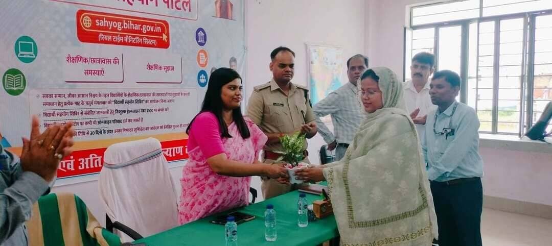 📢 शिवहर जिला प्रशासन की अनूठी पहल: छात्रों के लिए 'विद्यार्थी सहयोग शिविर' का सफल आयोजन!
शिवहर स्थित जननायक कर्पूरी ठाकुर छात्रावास में आज (25 अगस्त 2026) छात्रों की समस्याओं को सुनने और उनके त्वरित समाधान के लिए एक विशेष शिविर का आयोजन किया गया। जिला पदाधिकारी (DM) और पुलिस अधीक्षक (SP) सहित अन्य वरीय अधिकारियों ने छात्रों से सीधा संवाद कर उनके उज्ज्वल भविष्य के लिए कई अहम निर्देश दिए।
प्रमुख निर्णय और निर्देश:
आधुनिक पुस्तकालय: छात्रों की अध्ययन सुविधा और प्रतियोगी परीक्षाओं की तैयारी के लिए सर्वसुविधायुक्त लाइब्रेरी की स्थापना।
राशन व गैस: पिछले कुछ महीनों से लंबित राशन और गैस की समस्या का अविलंब समाधान करने का सख्त निर्देश।
बिजली व सोलर प्लांट: निर्बाध विद्युत आपूर्ति और वैकल्पिक ऊर्जा के लिए सोलर सिस्टम की व्यवस्था।
नियमित स्वास्थ्य जांच: हर महीने के पहले मंगलवार (1st Tuesday) को छात्रावास में सिविल सर्जन द्वारा 'मेडिकल कैंप' का आयोजन।
यातायात व शिक्षा: पॉलिटेक्निक कॉलेज तक सड़क मरम्मत, कक्षाओं का सुचारू संचालन और छात्रों के लिए प्रतिदिन विशेष बस सेवा की शुरुआत।
सुविधाएं व सुरक्षा: सभी छात्रों के लिए मच्छरदानी, खेलकूद सामग्री, आधिकारिक पहचान पत्र (ID Card), और परिसर में नियमित साफ-सफाई व फॉगिंग।
छात्रों के सर्वांगीण विकास और उनके बेहतर भविष्य के लिए जिला प्रशासन पूरी तरह प्रतिबद्ध है। प्रशासन की इस त्वरित और संवेदनशील पहल से छात्रों में भारी उत्साह है! 🎓✨
#Sheohar #DistrictAdministration #StudentWelfare #EducationFirst #Bihar #YouthEmpowerment