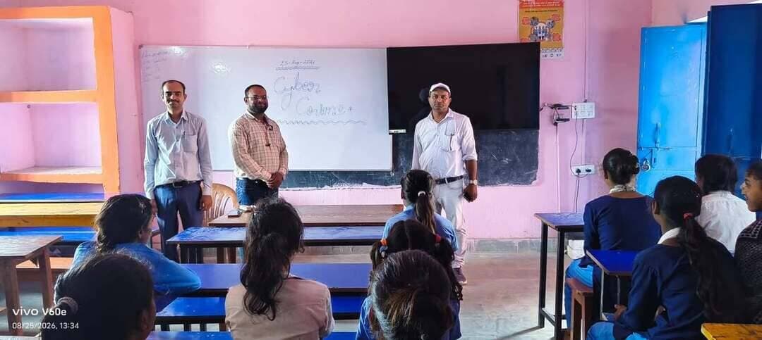 📢 शिवहर के विद्यालयों में 'साइबर मंगलवार' का सफल आयोजन! 💻🛡️
आज, 25 अगस्त 2026 को राजकीय मध्य विद्यालय (बसंत जगजीवन) एवं श्री नवाब उच्चतर माध्यमिक विद्यालय में छात्र-छात्राओं को डिजिटल दुनिया के खतरों से बचाने और सुरक्षित इंटरनेट के उपयोग के लिए 'साइबर मंगलवार' मनाया गया। यह आयोजन जिलाधिकारी, शिवहर के निर्देशों के अनुपालन में किया गया है।
कार्यक्रम के मुख्य अंश:
🛡️ साइबर जागरूकता: बच्चों को साइबर ठगी, फेक न्यूज, ऑनलाइन प्राइवेसी और सोशल मीडिया के सुरक्षित उपयोग के बारे में सिखाया गया।
🚫 सतर्कता की सीख: छात्रों को अनजान लिंक पर क्लिक न करने और अपनी निजी जानकारी ऑनलाइन साझा न करने की सलाह दी गई।
✅ छात्र-हित सर्वोपरि: डीएम महोदय के हालिया निर्देशों (18 अगस्त के 'युवा संवाद') के तहत, विद्यालयों में सूचना पट्ट (Notice Board) और शिकायत पेटी (Complaint Box) स्थापित किए गए हैं, ताकि शिकायतों का ससमय समाधान हो सके।
जिला प्रशासन छात्रों के सुरक्षित डिजिटल भविष्य के लिए पूरी तरह प्रतिबद्ध है। अब से जिले के सभी माध्यमिक/उच्च माध्यमिक विद्यालयों में माह के दो मंगलवार को साइबर सुरक्षा पर विशेष चर्चा अनिवार्य रूप से की जाएगी।
#Sheohar #CyberSecurity #CyberTuesday #DigitalSafety #DigitalIndia #DistrictAdministrationSheohar #SafeInternet #CyberAwareness